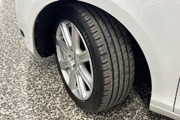 valkoinen Volvo V40 2017 kuva 13.