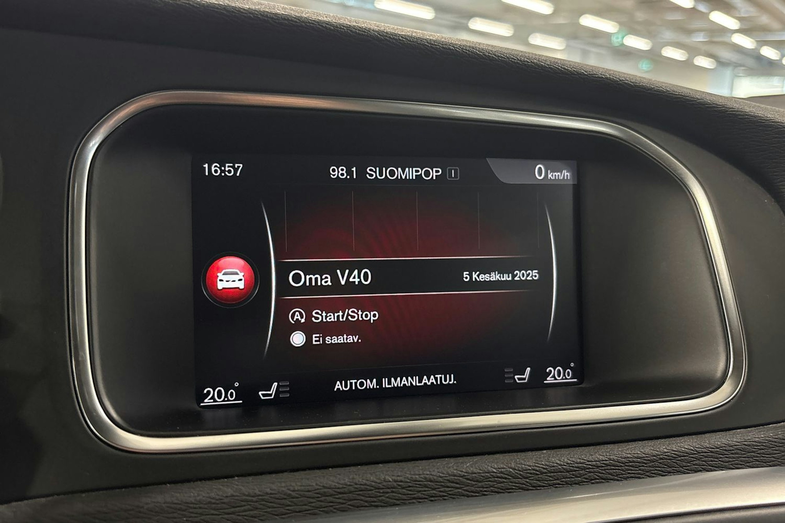 valkoinen Volvo V40 2017 kuva 14.