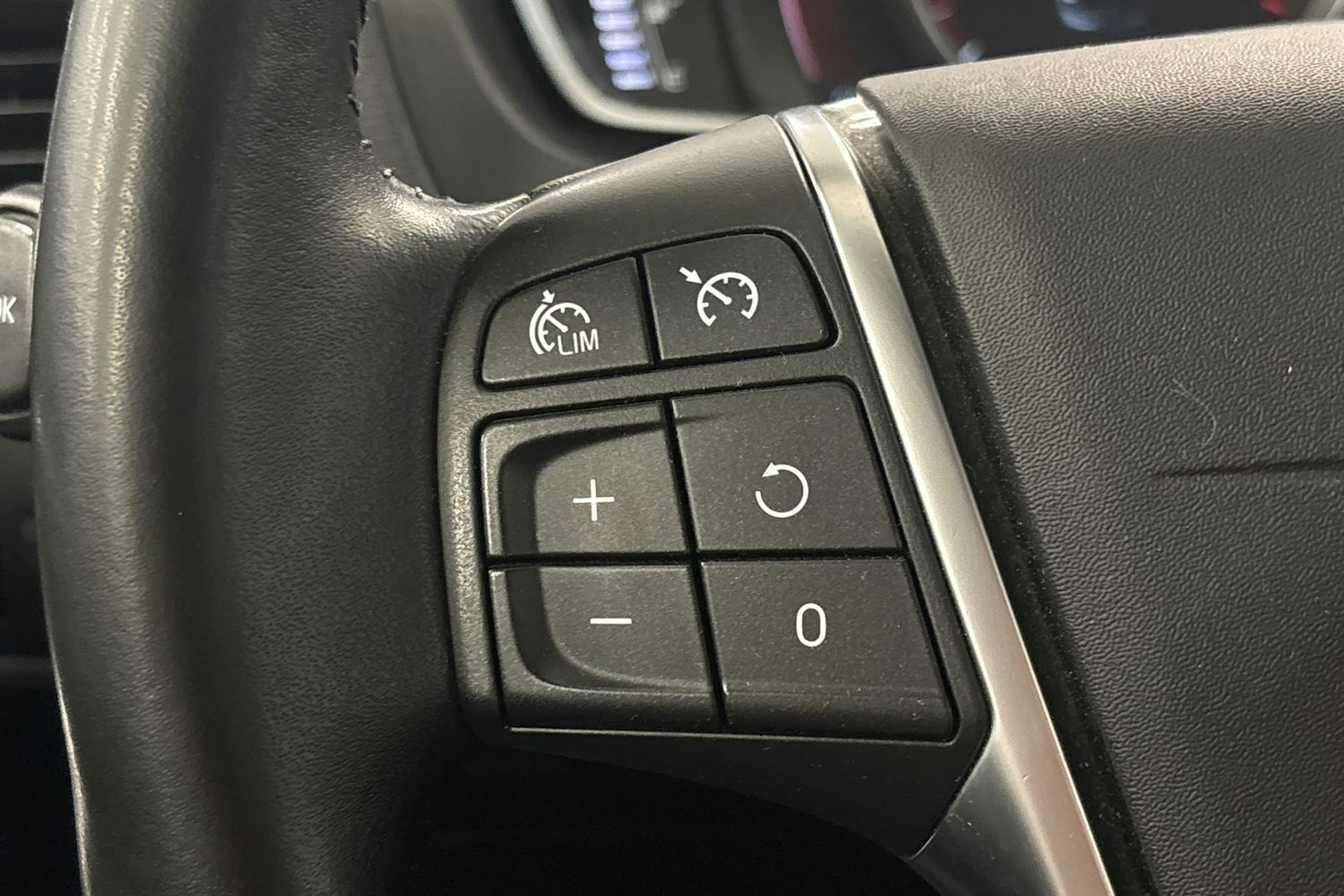 valkoinen Volvo V40 2017 kuva 17.