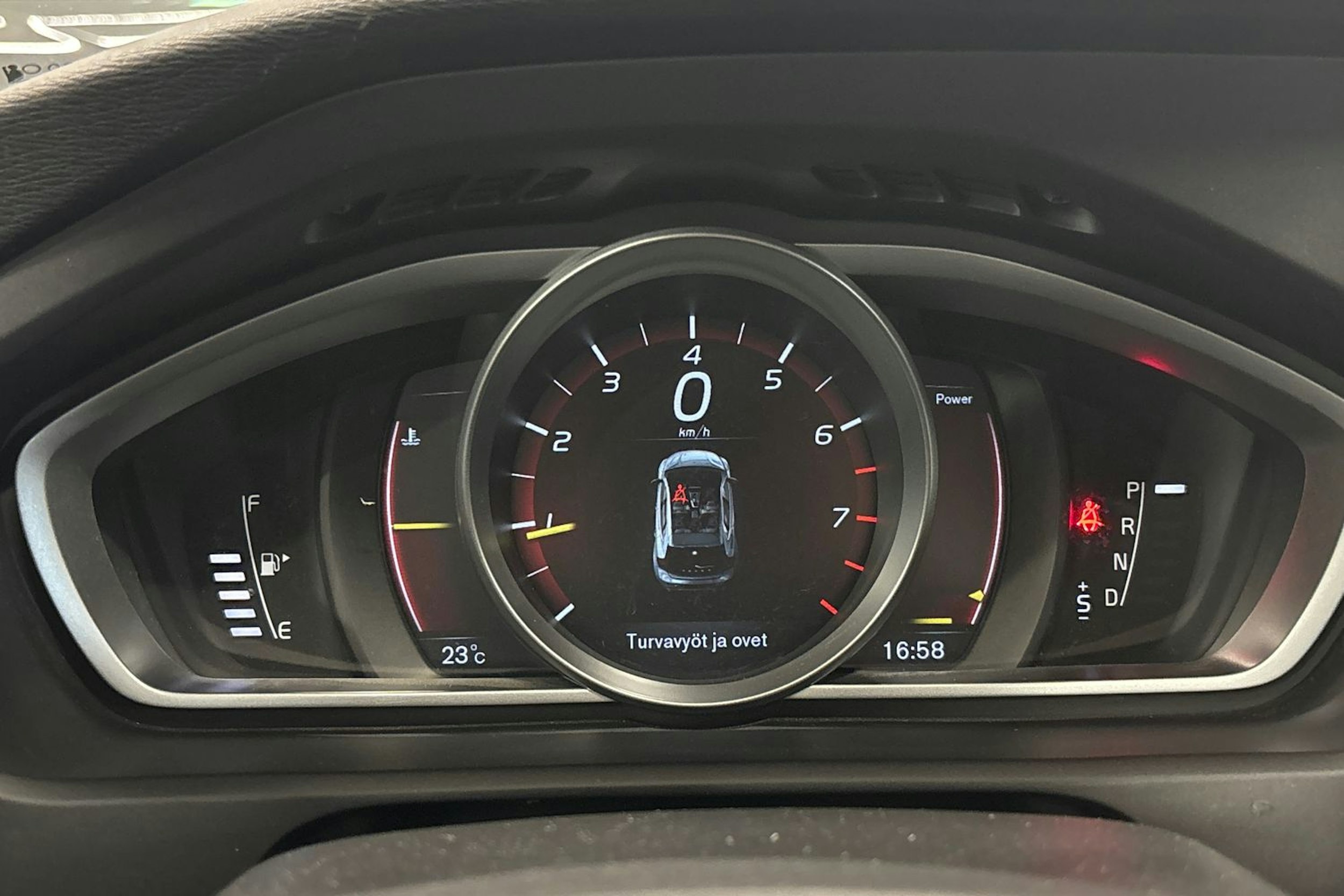 valkoinen Volvo V40 2017 kuva 18.