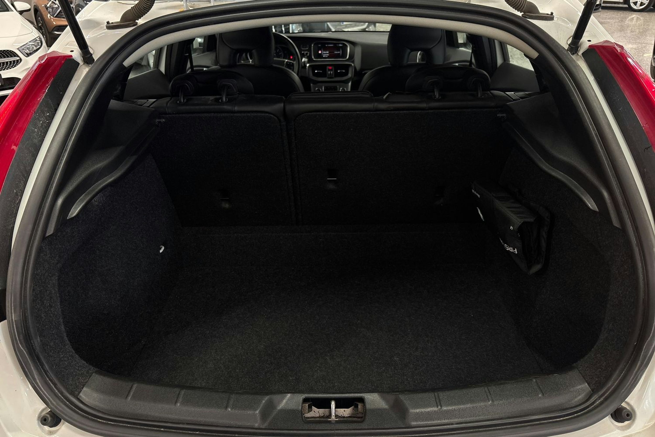 valkoinen Volvo V40 2017 kuva 23.