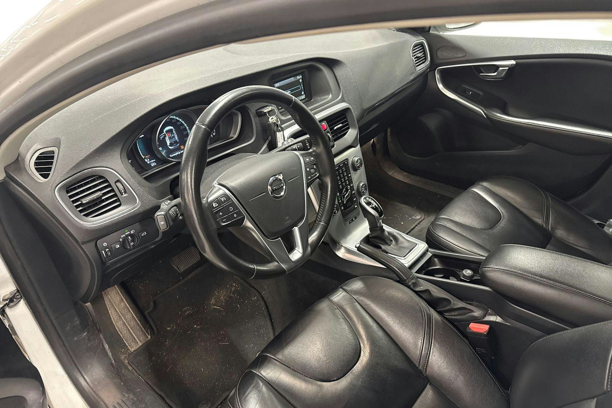 valkoinen Volvo V40 2017 kuva 3.