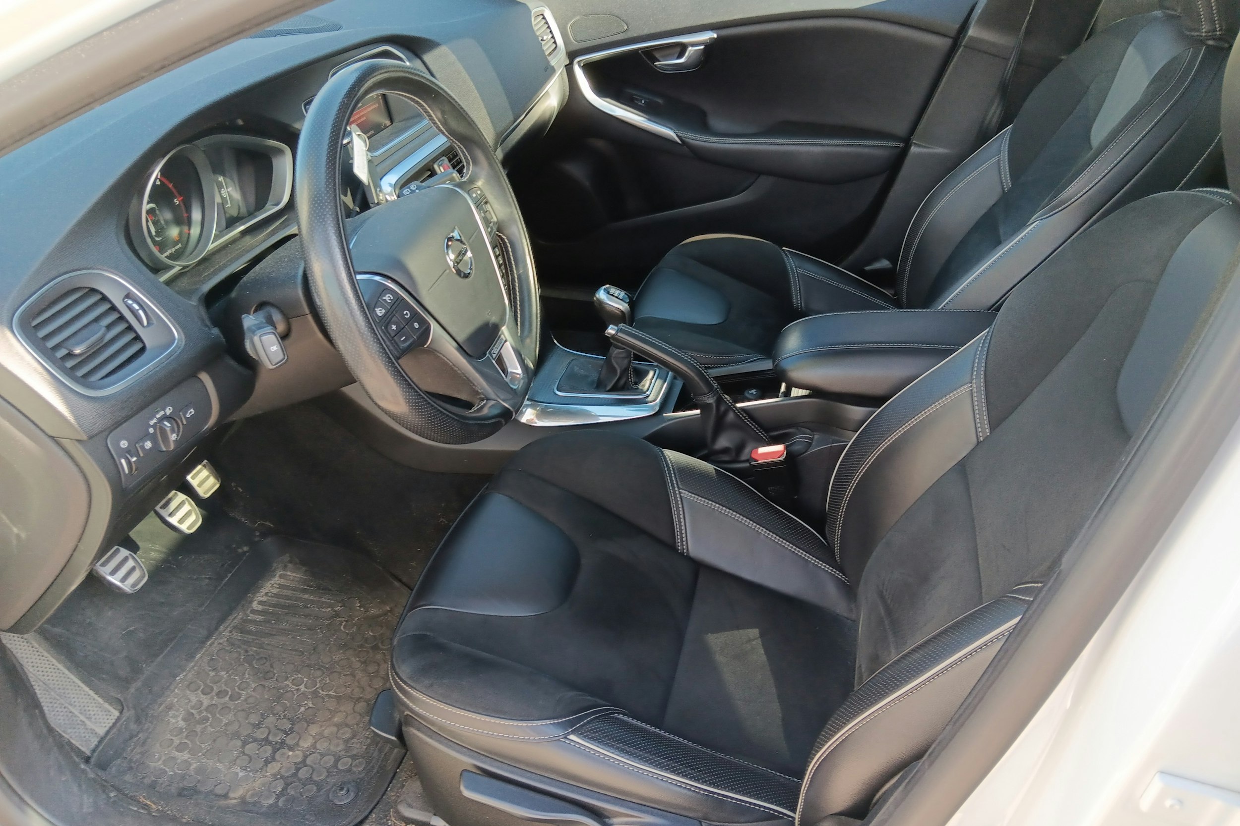 Valkoinen Volvo V40 2017 kuva 3.