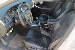 Valkoinen Volvo V40 2017 kuva 3.