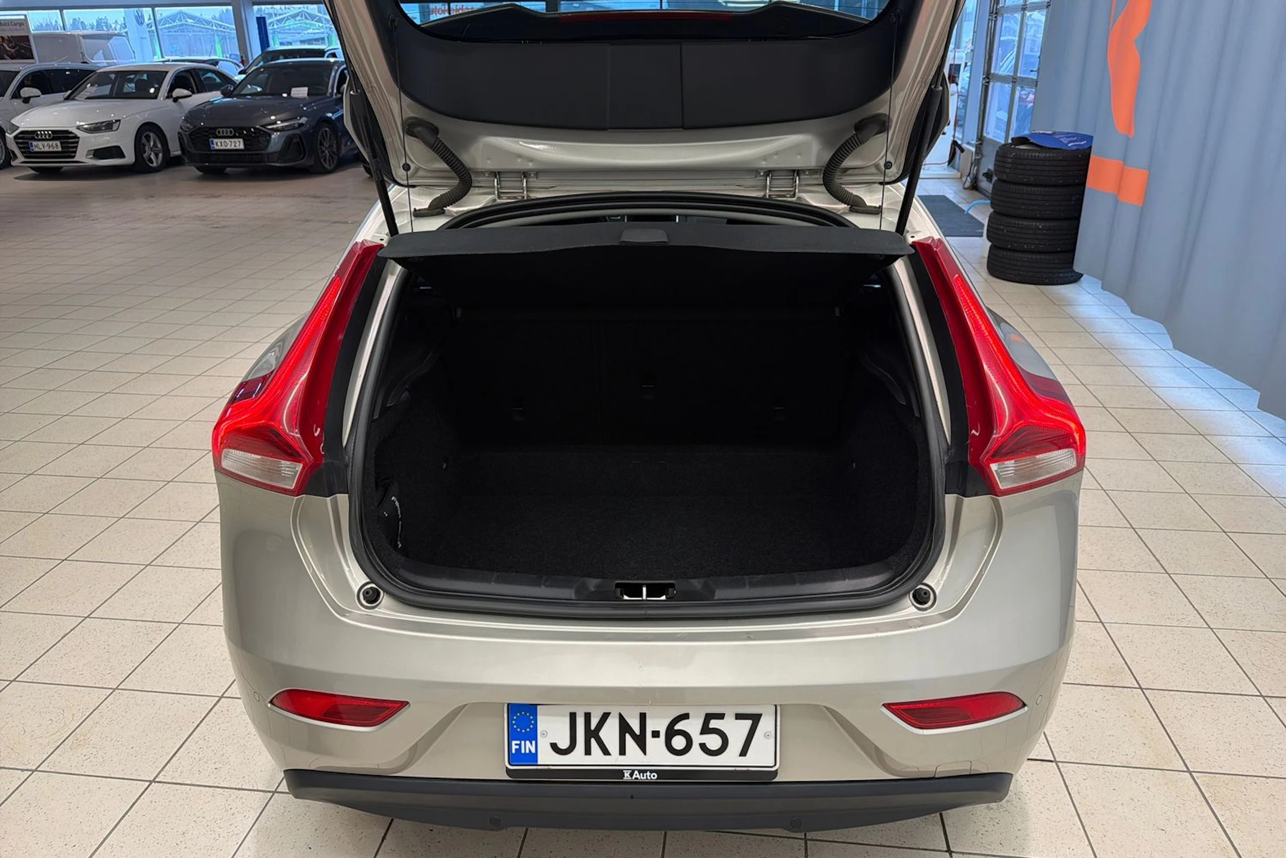 ruskea (beige) Volvo V40 2017 kuva 16.