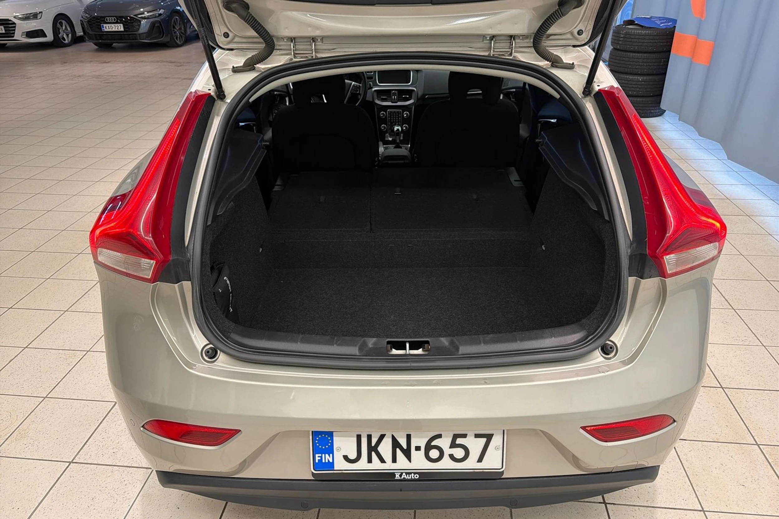 ruskea (beige) Volvo V40 2017 kuva 17.