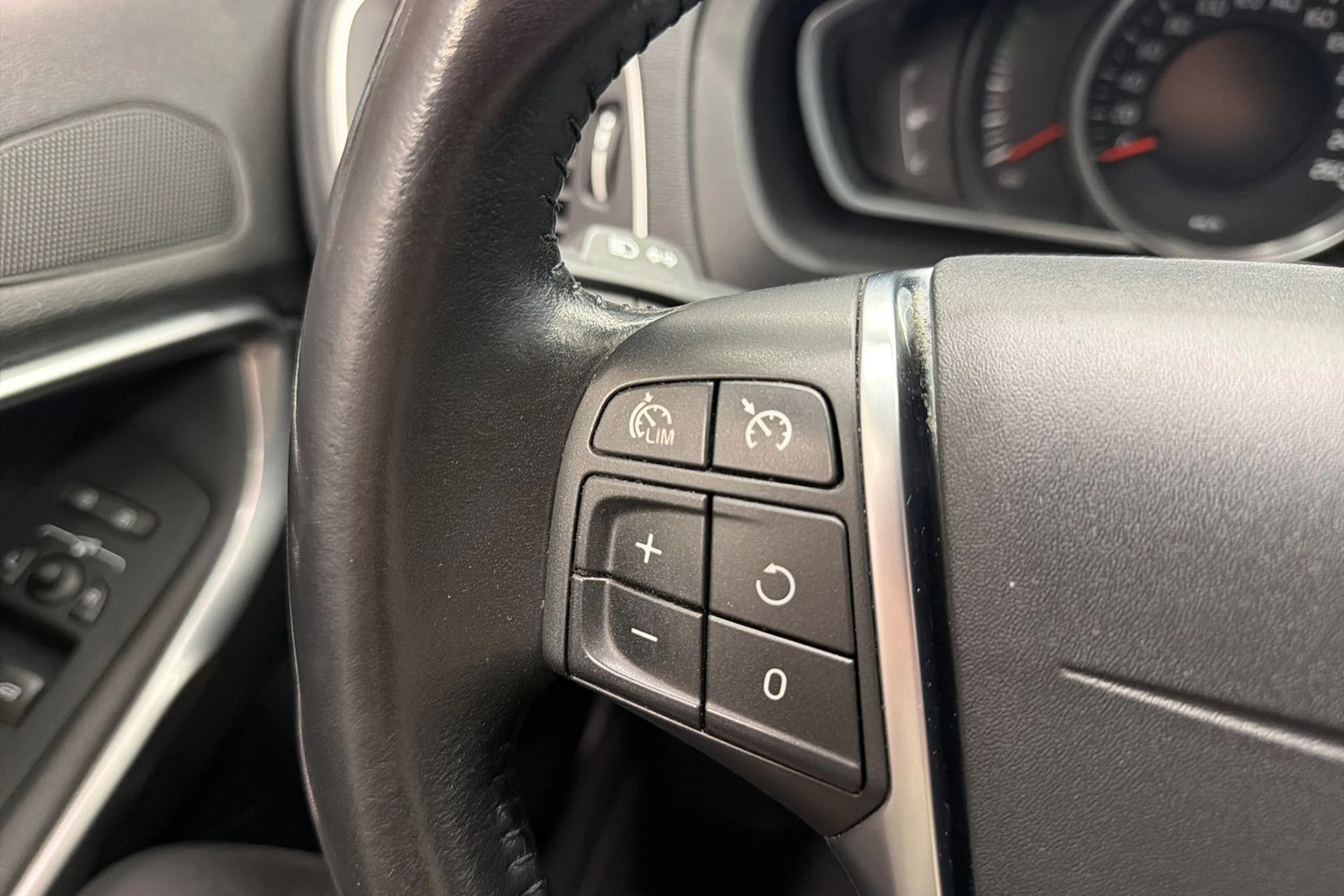 ruskea (beige) Volvo V40 2017 kuva 20.