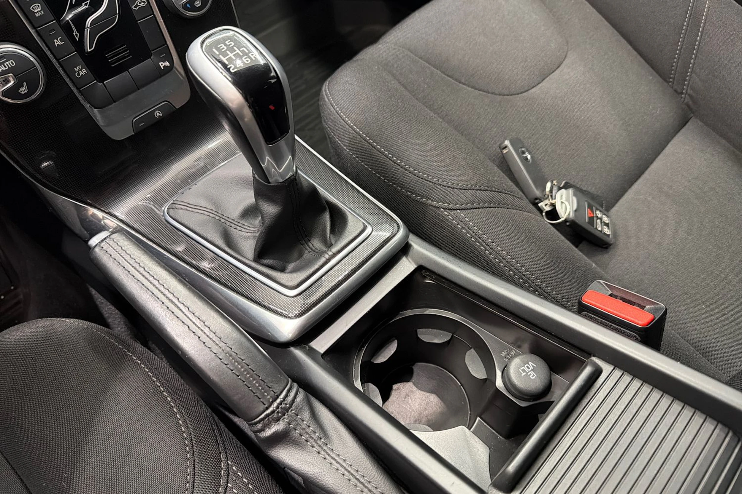 ruskea (beige) Volvo V40 2017 kuva 22.