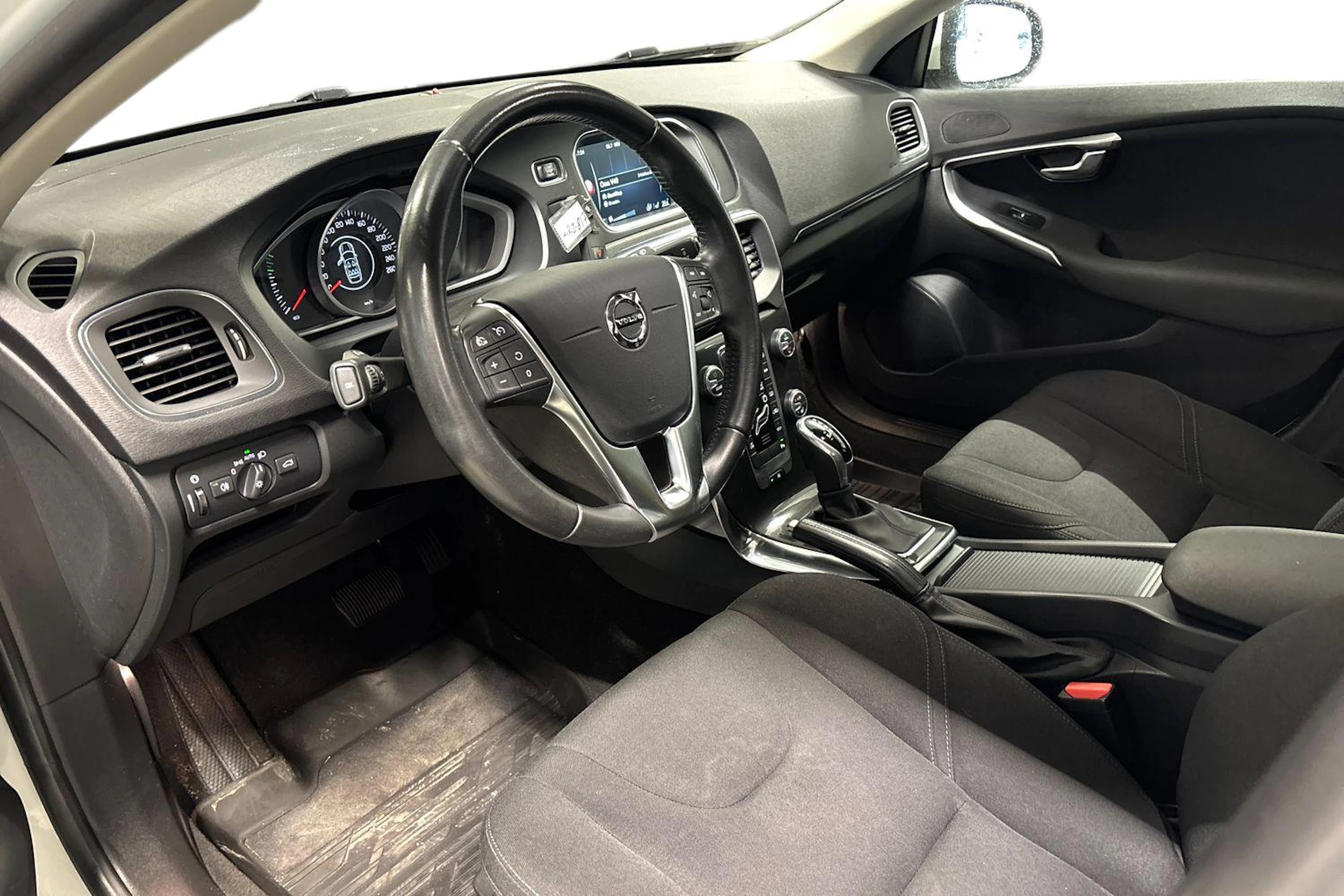 valkoinen Volvo V40 2017 kuva 3.