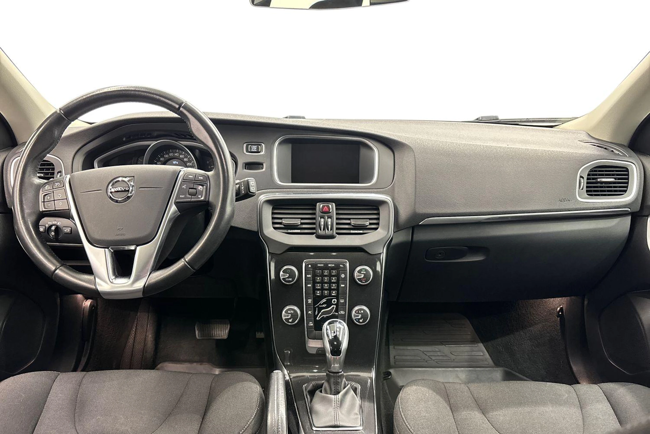 valkoinen Volvo V40 2017 kuva 9.