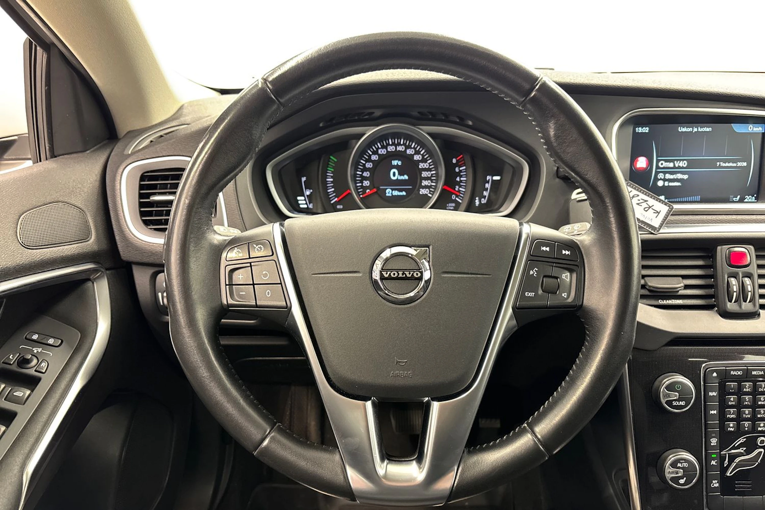 valkoinen Volvo V40 2017 kuva 15.