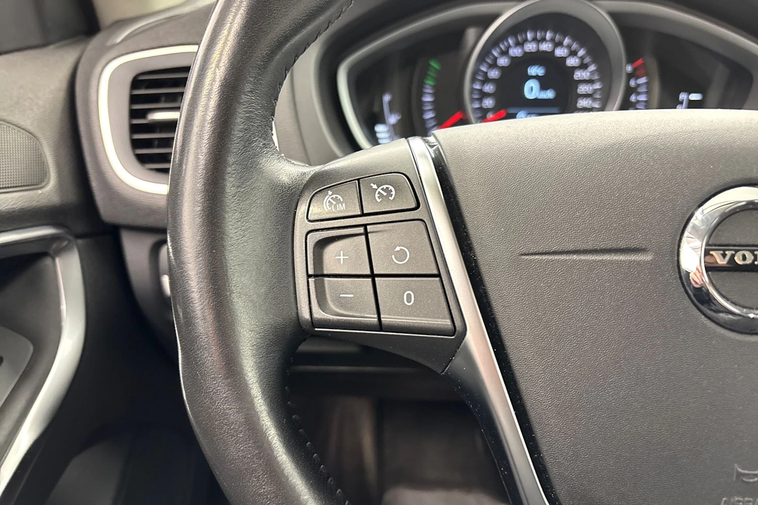 valkoinen Volvo V40 2017 kuva 16.