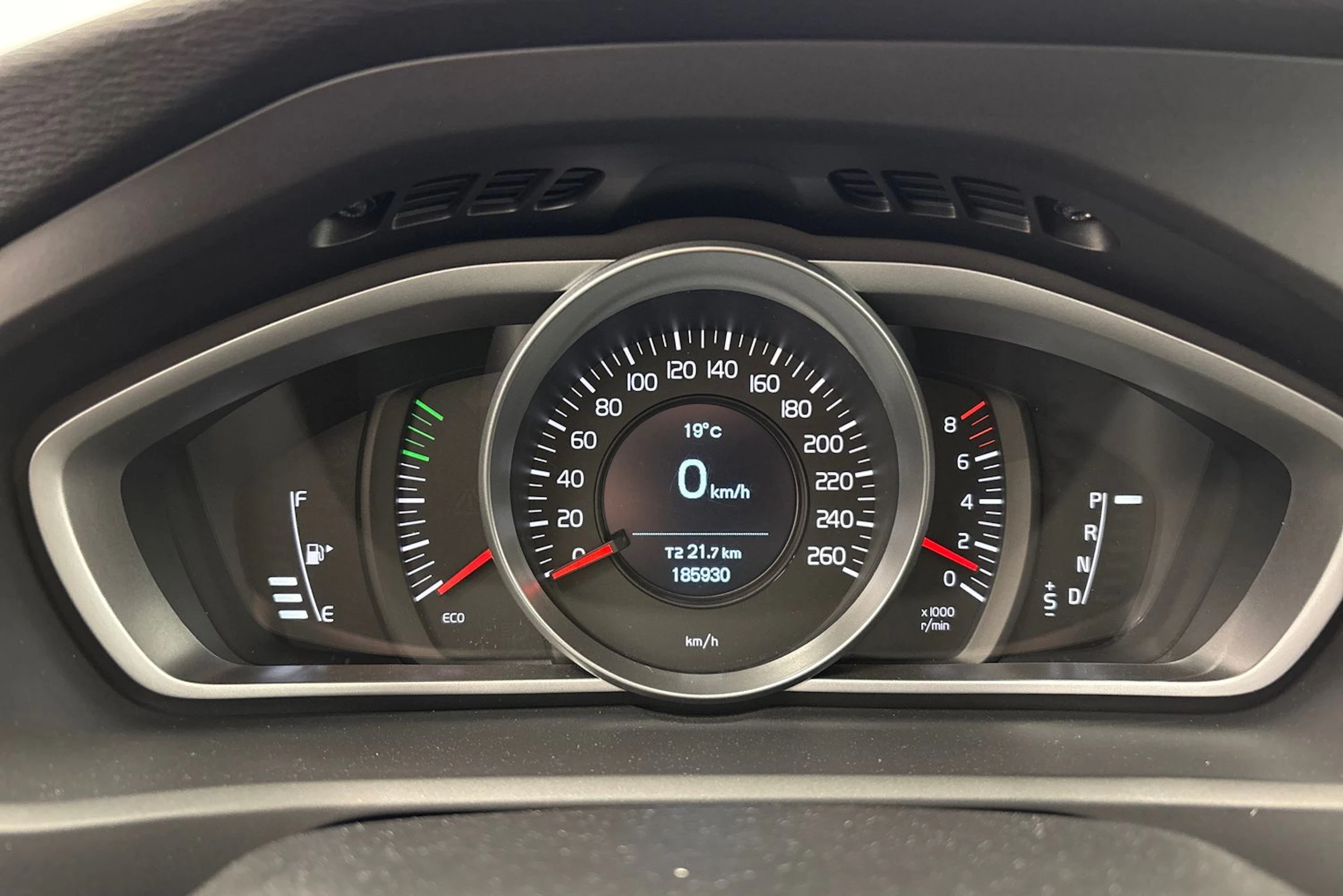 valkoinen Volvo V40 2017 kuva 18.