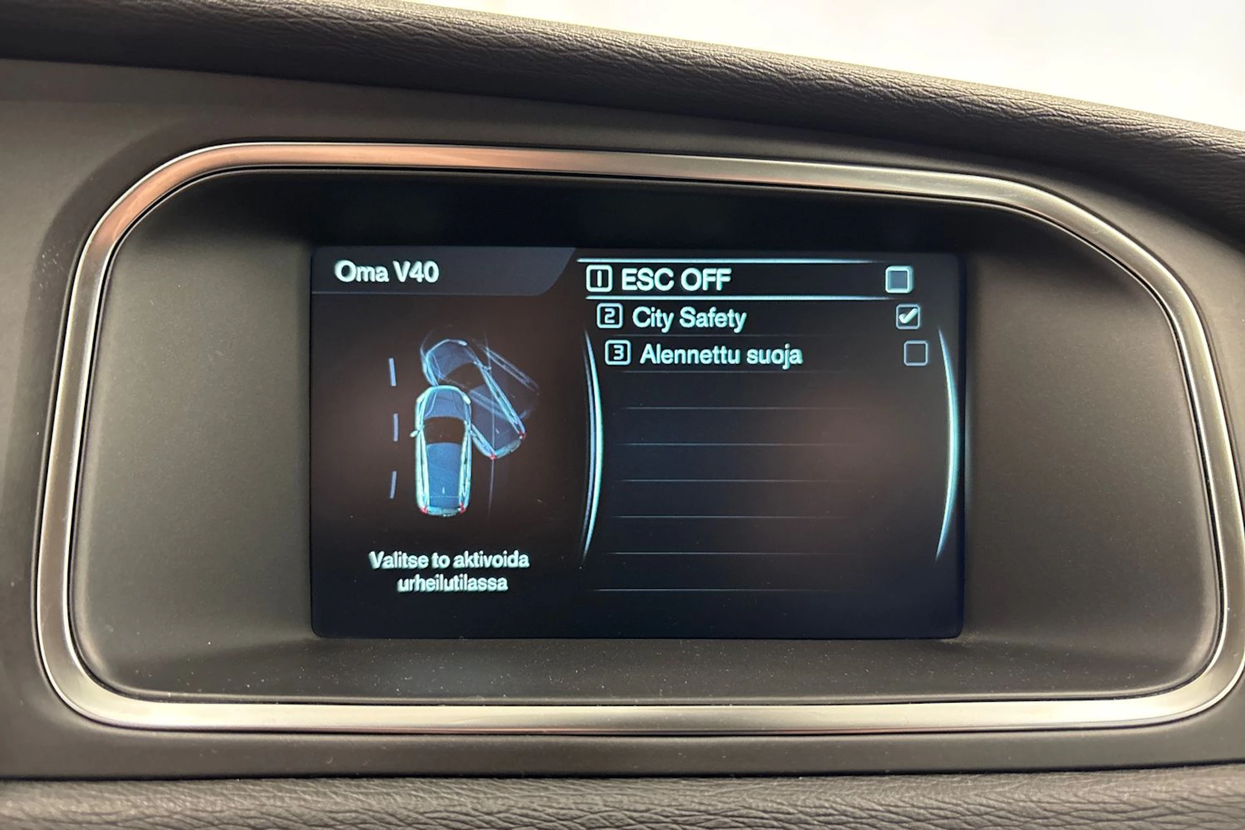 valkoinen Volvo V40 2017 kuva 21.