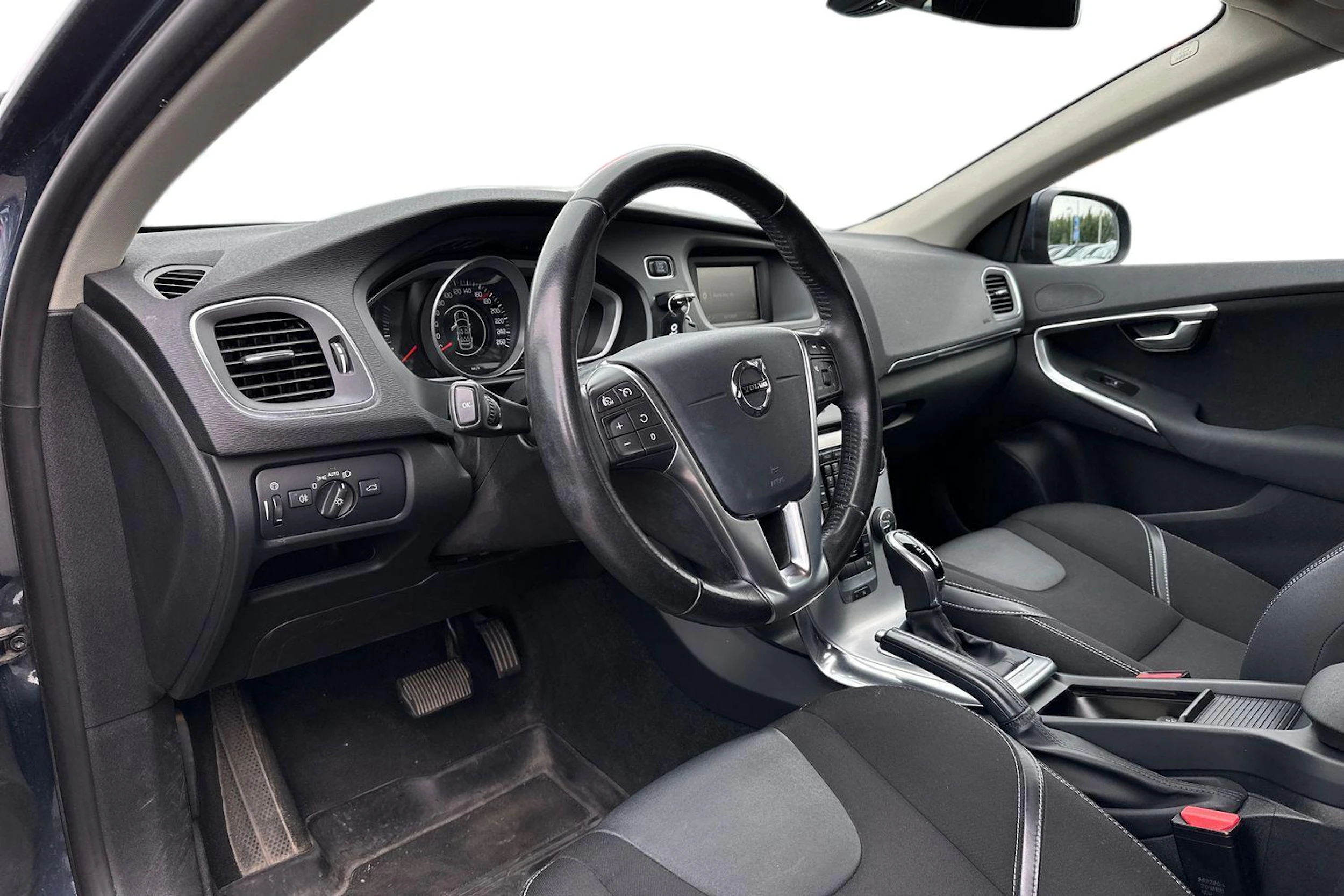 sininen Volvo V40 2017 kuva 3.