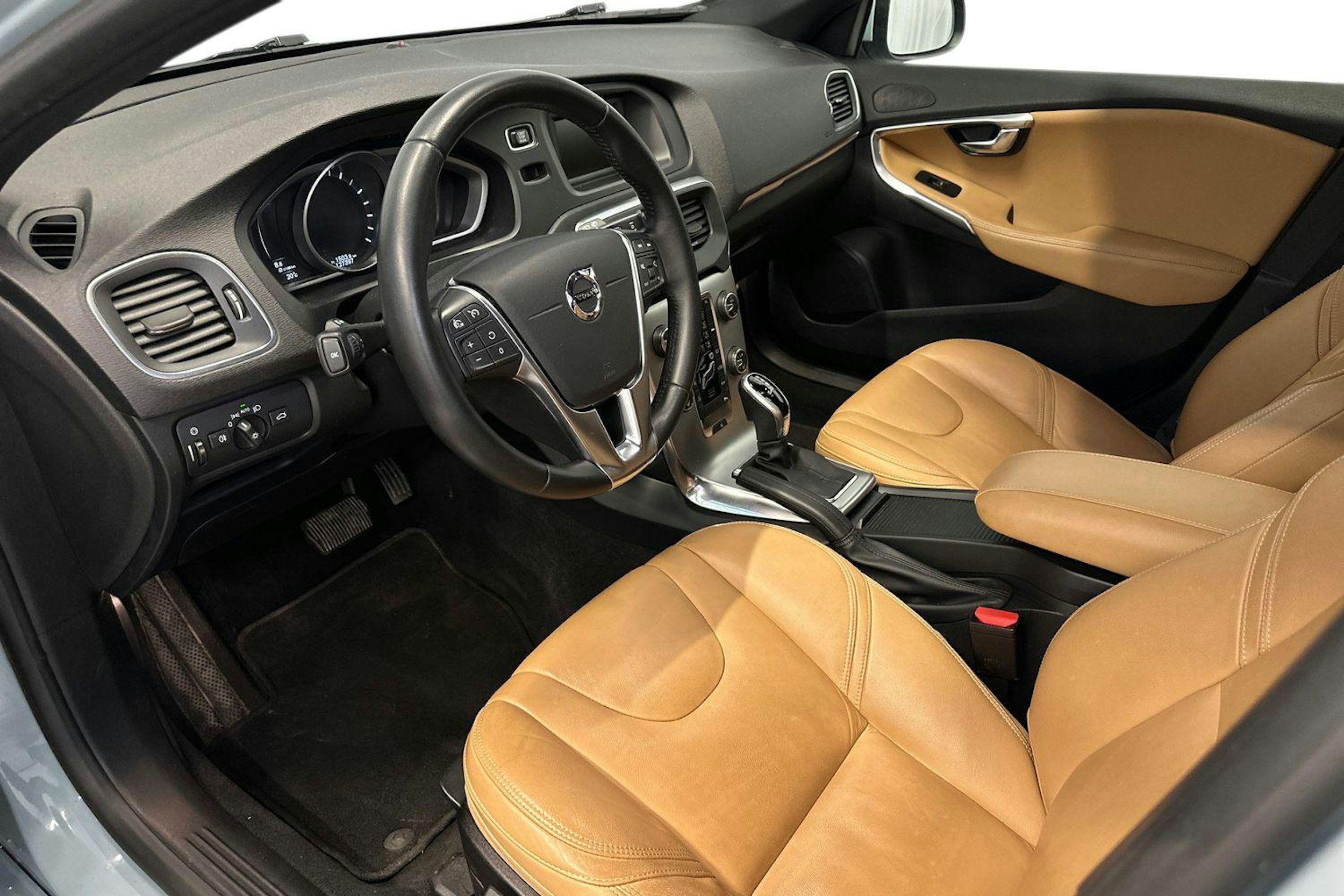 sininen Volvo V40 2017 kuva 7.