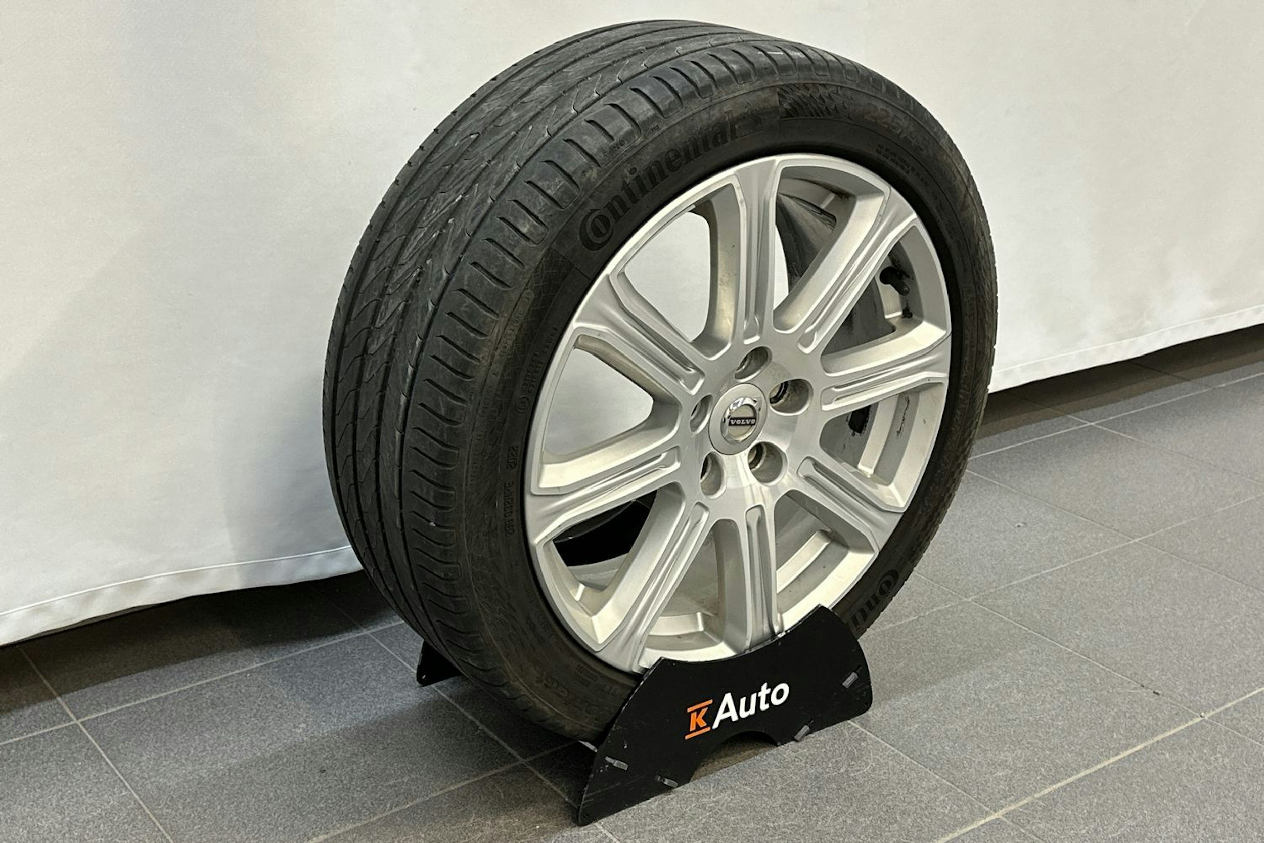 sininen Volvo V40 2017 kuva 13.