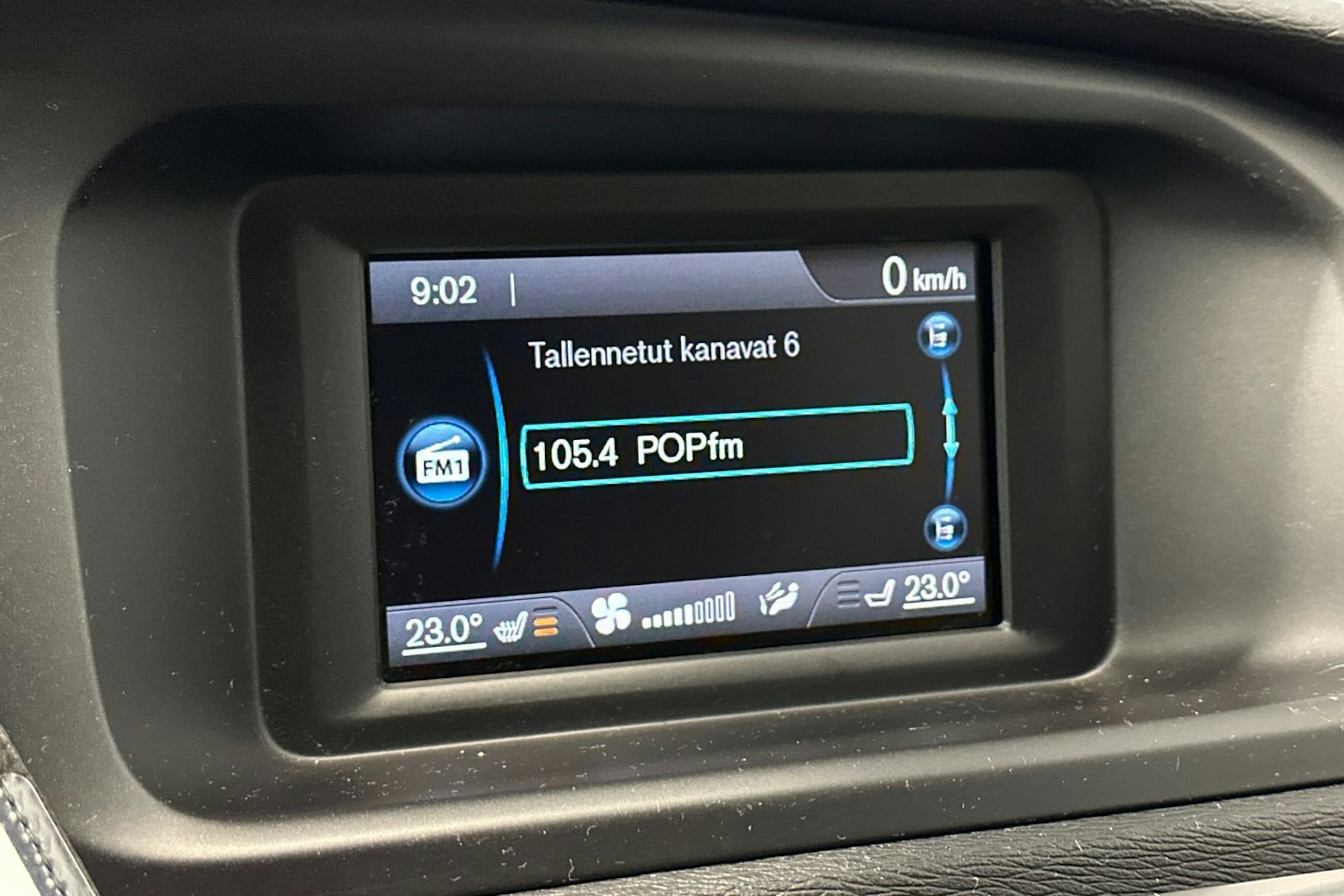 sininen Volvo V40 2017 kuva 19.