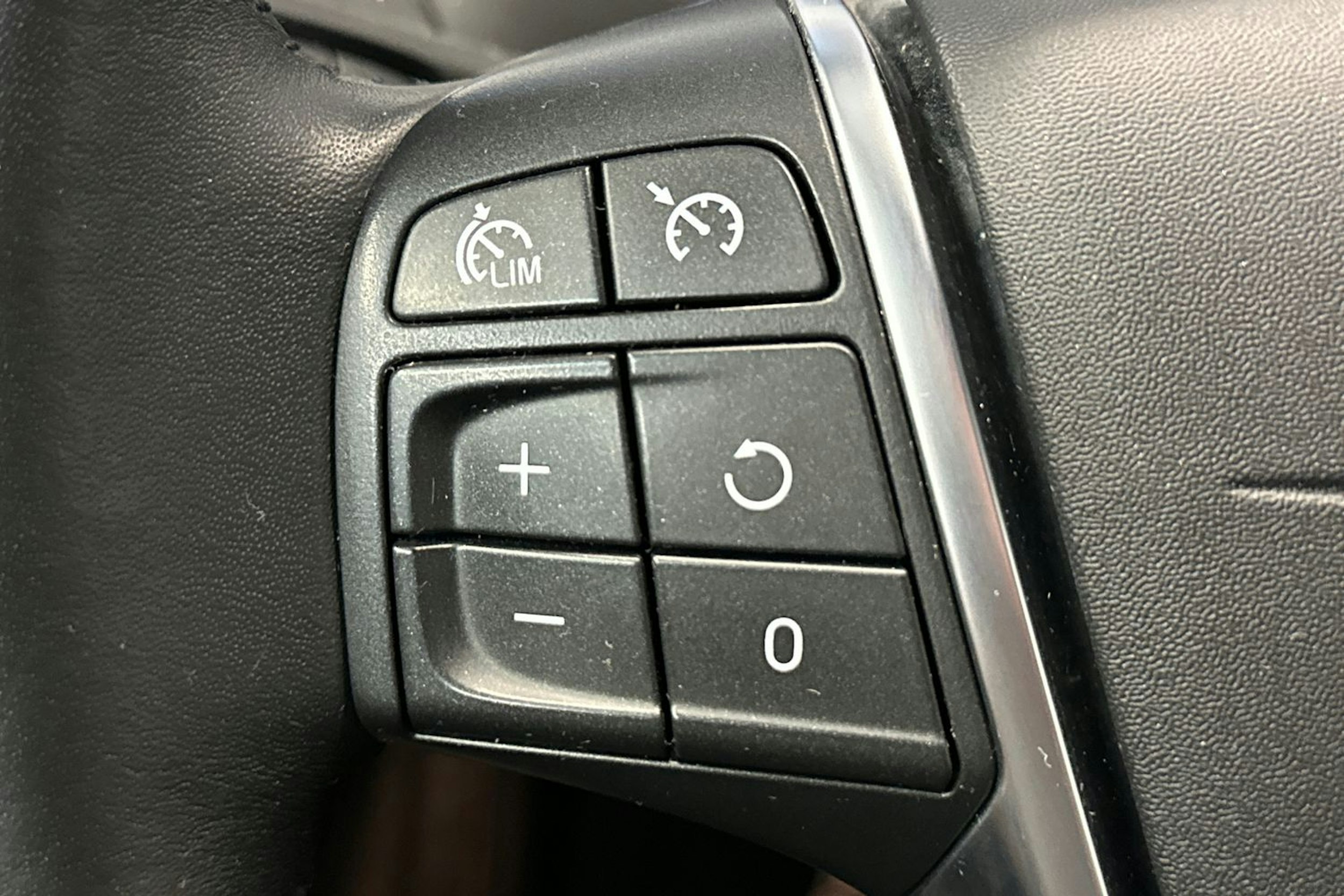 sininen Volvo V40 2017 kuva 23.