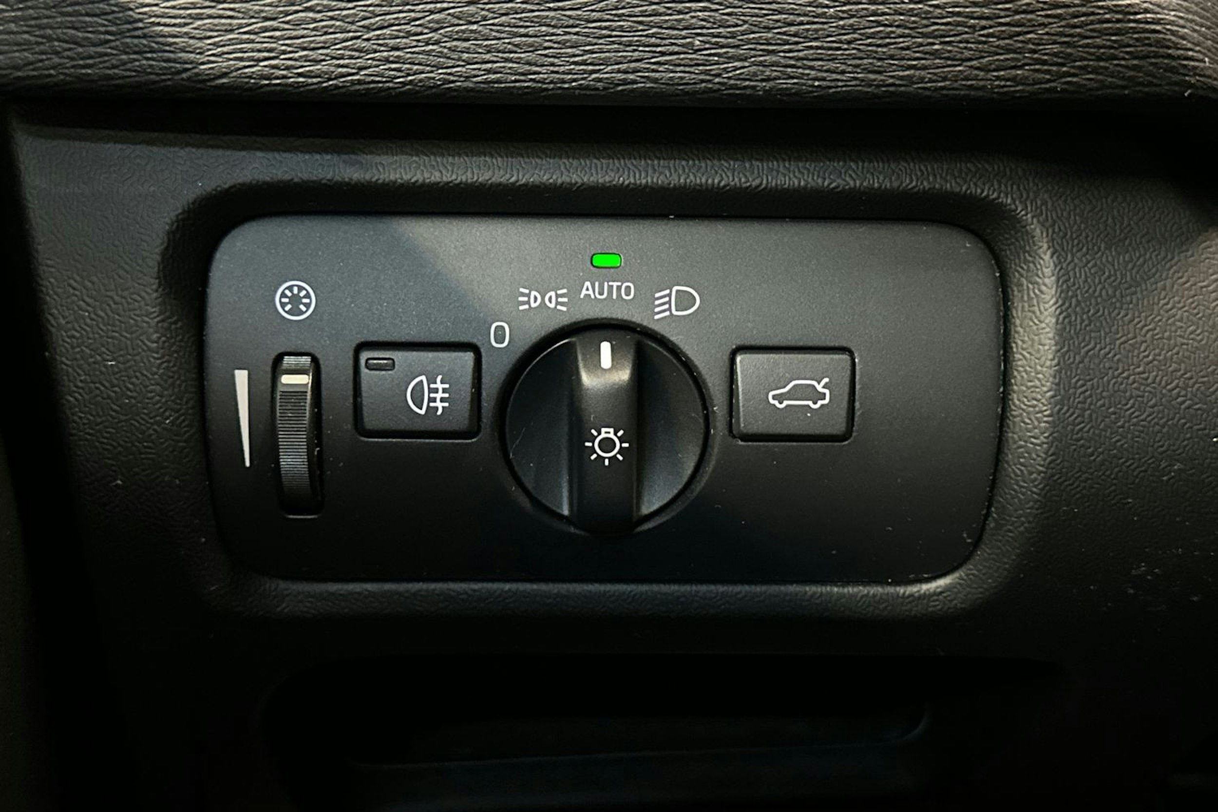 sininen Volvo V40 2017 kuva 26.