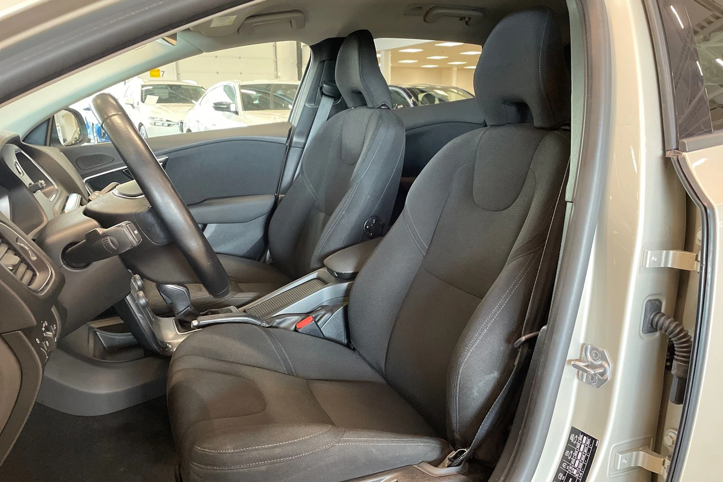 ruskea (beige) Volvo V40 2017 kuva 11.