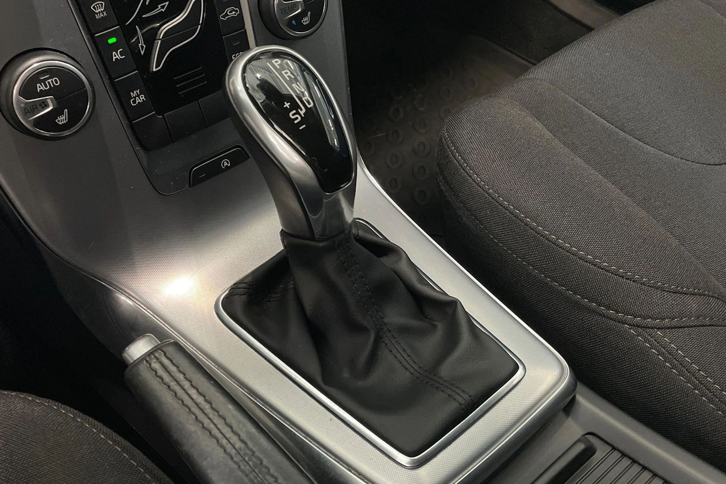 ruskea (beige) Volvo V40 2017 kuva 25.