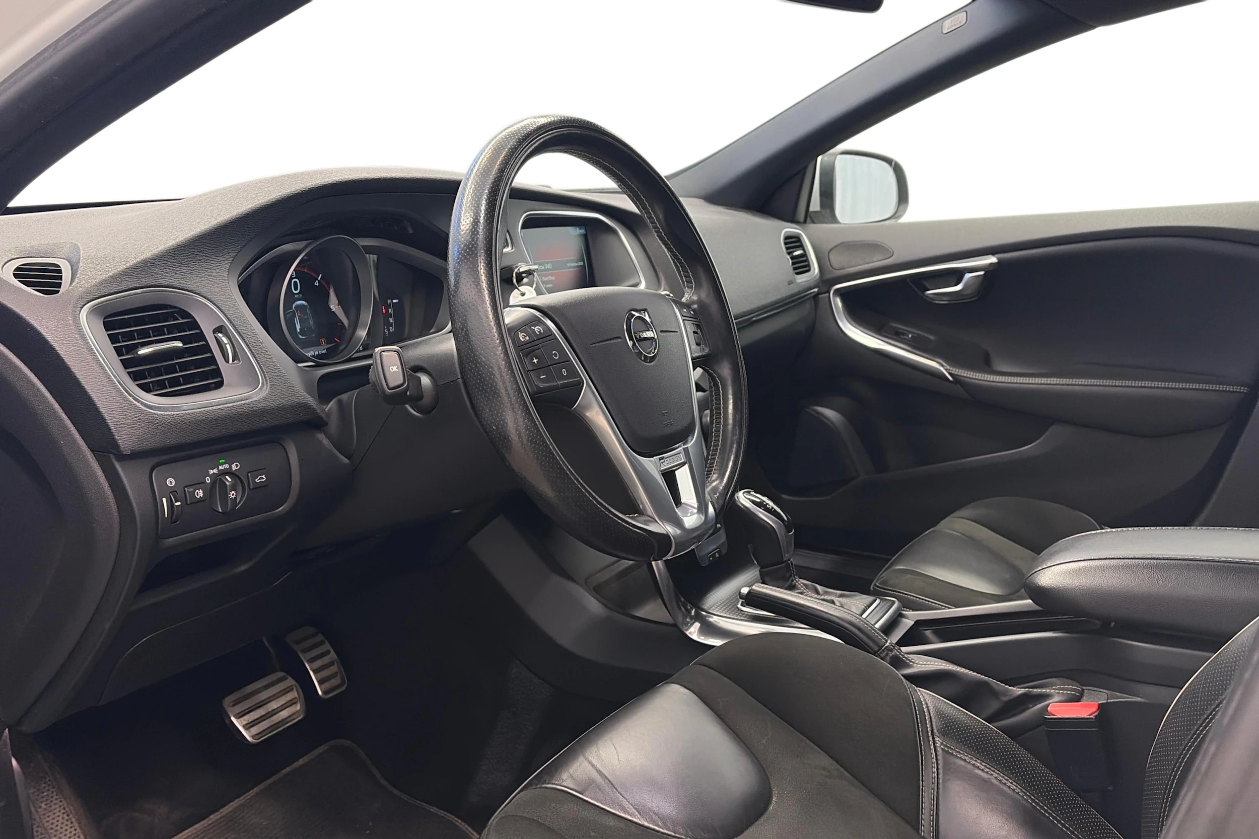 valkoinen Volvo V40 2017 kuva 6.