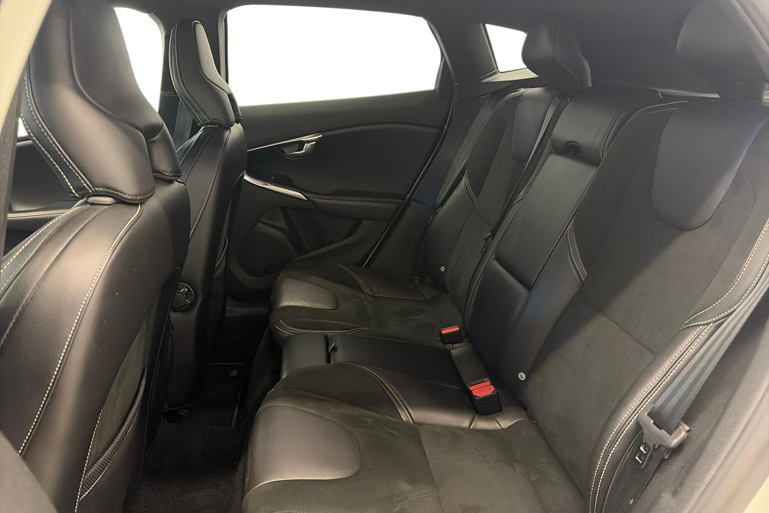 valkoinen Volvo V40 2017 kuva 8.