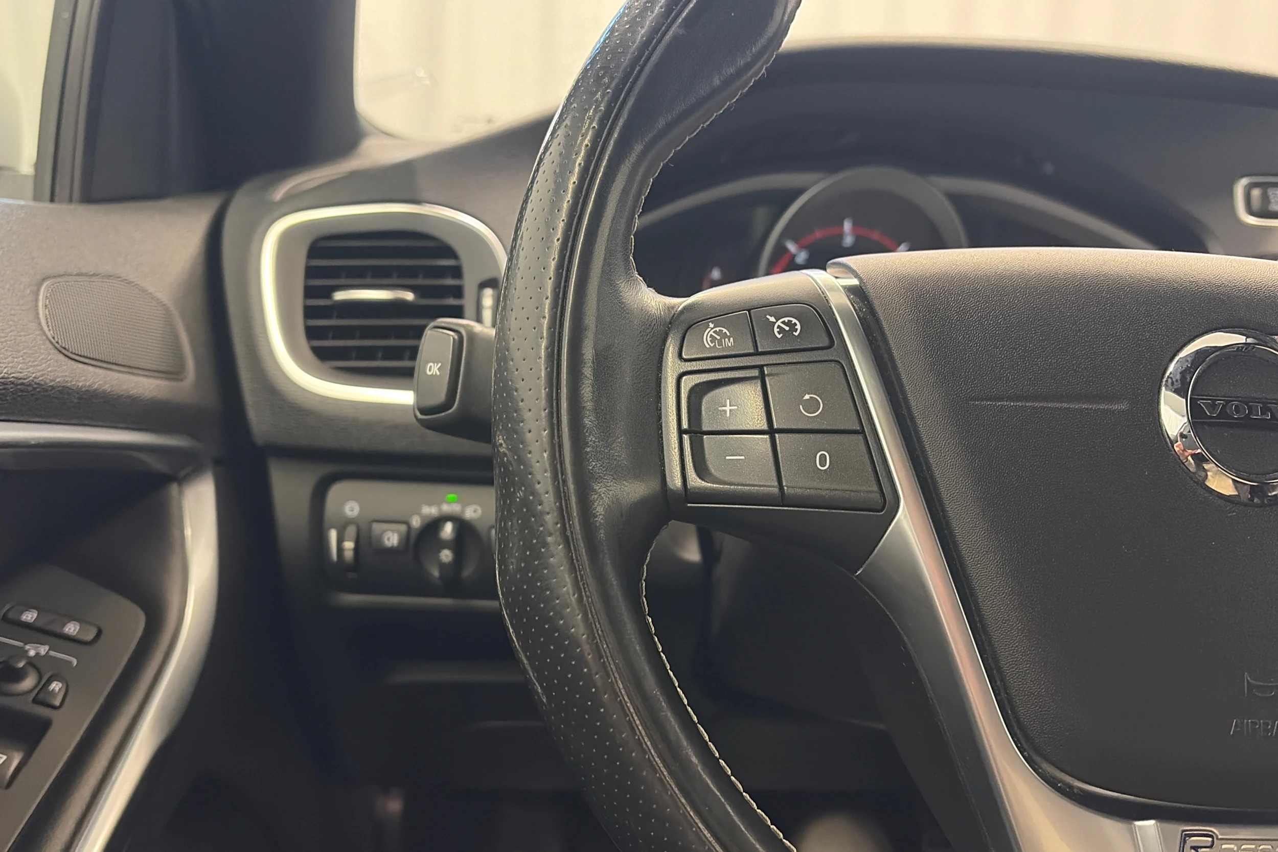 valkoinen Volvo V40 2017 kuva 12.