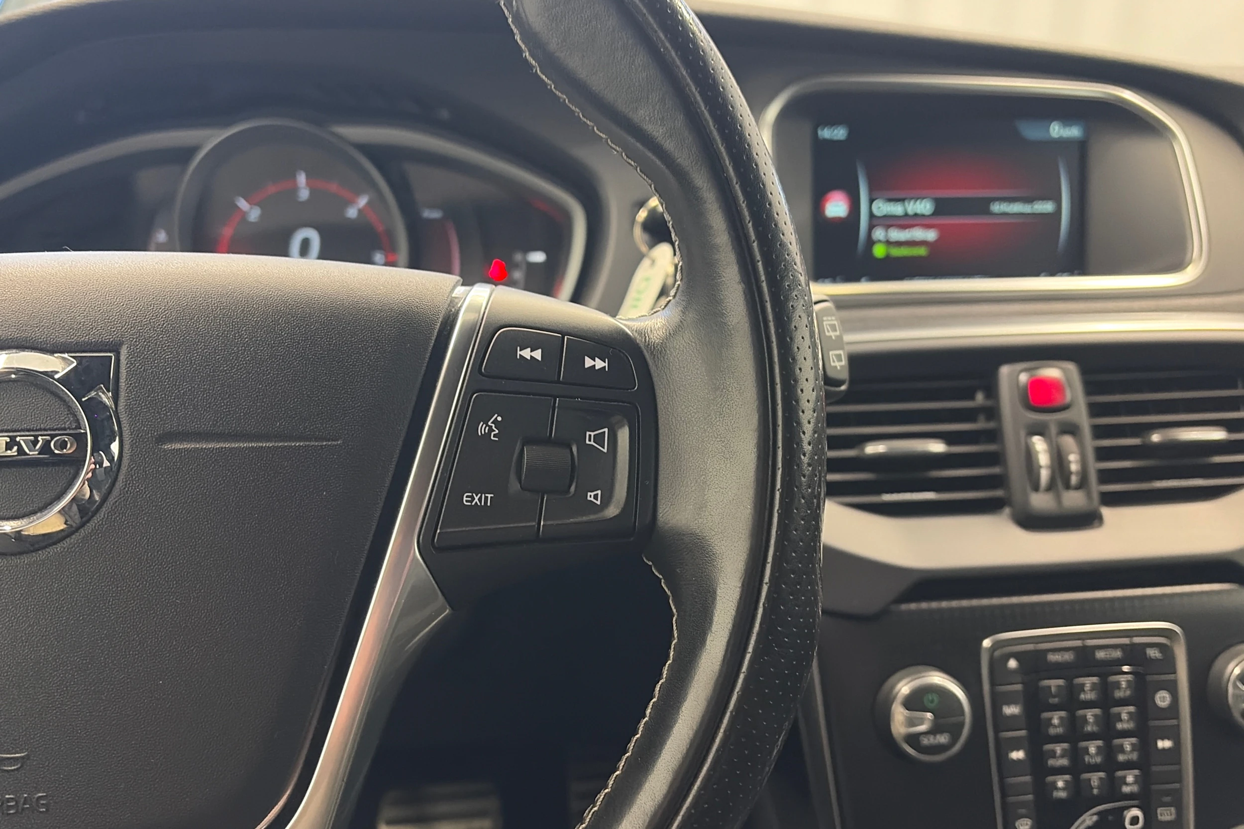 valkoinen Volvo V40 2017 kuva 13.