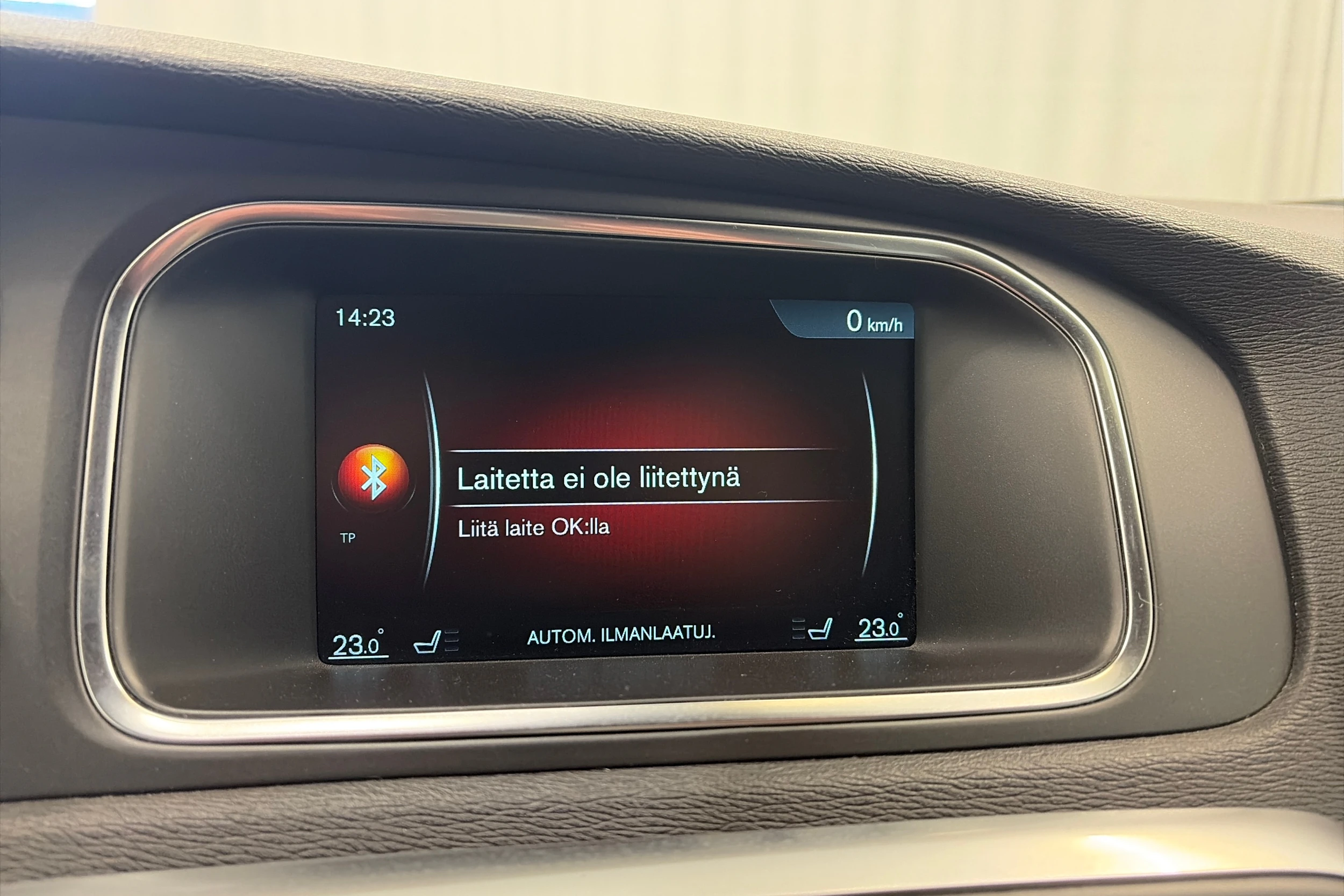valkoinen Volvo V40 2017 kuva 15.