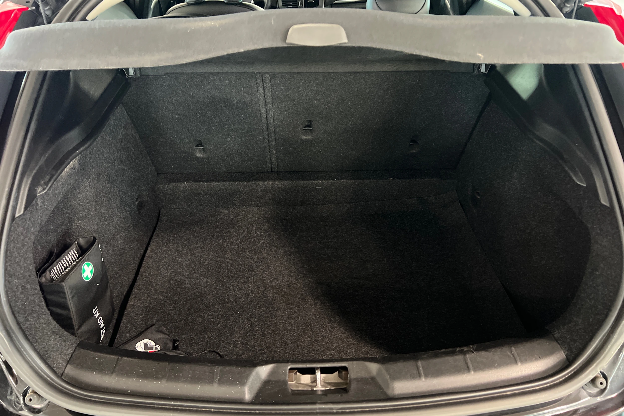 musta Volvo V40 2017 kuva 11.