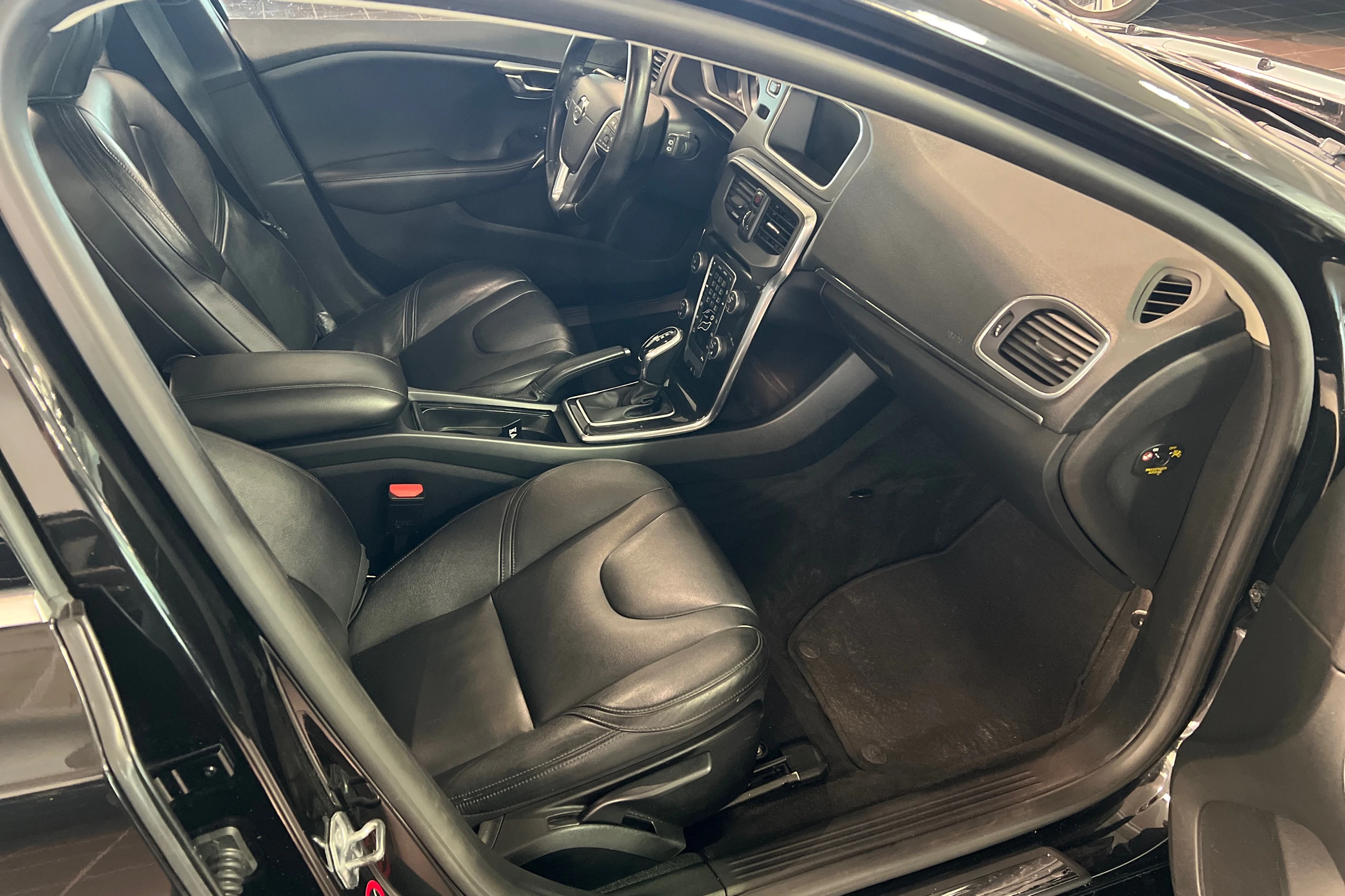 musta Volvo V40 2017 kuva 13.