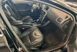 musta Volvo V40 2017 kuva 13.