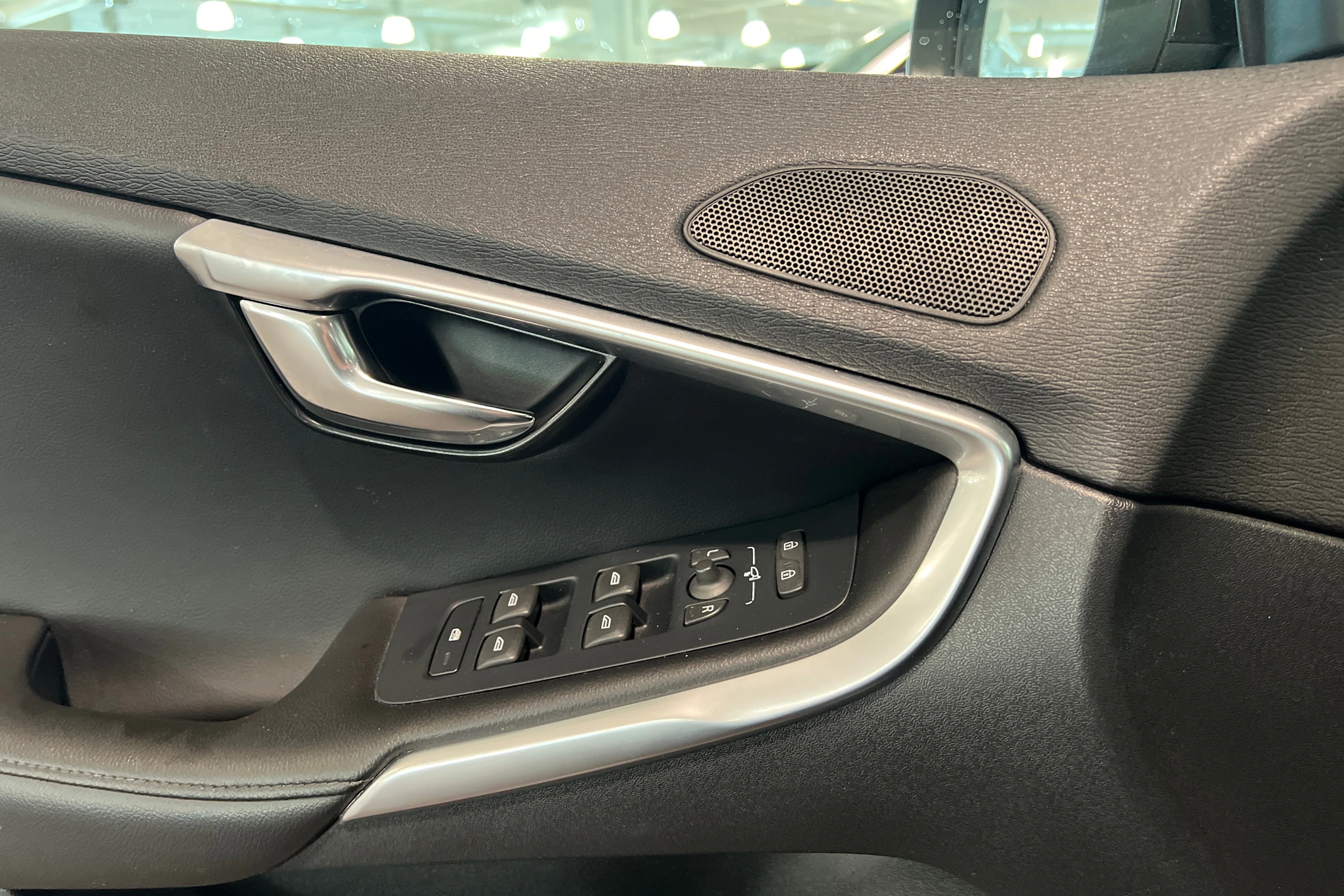 musta Volvo V40 2017 kuva 14.