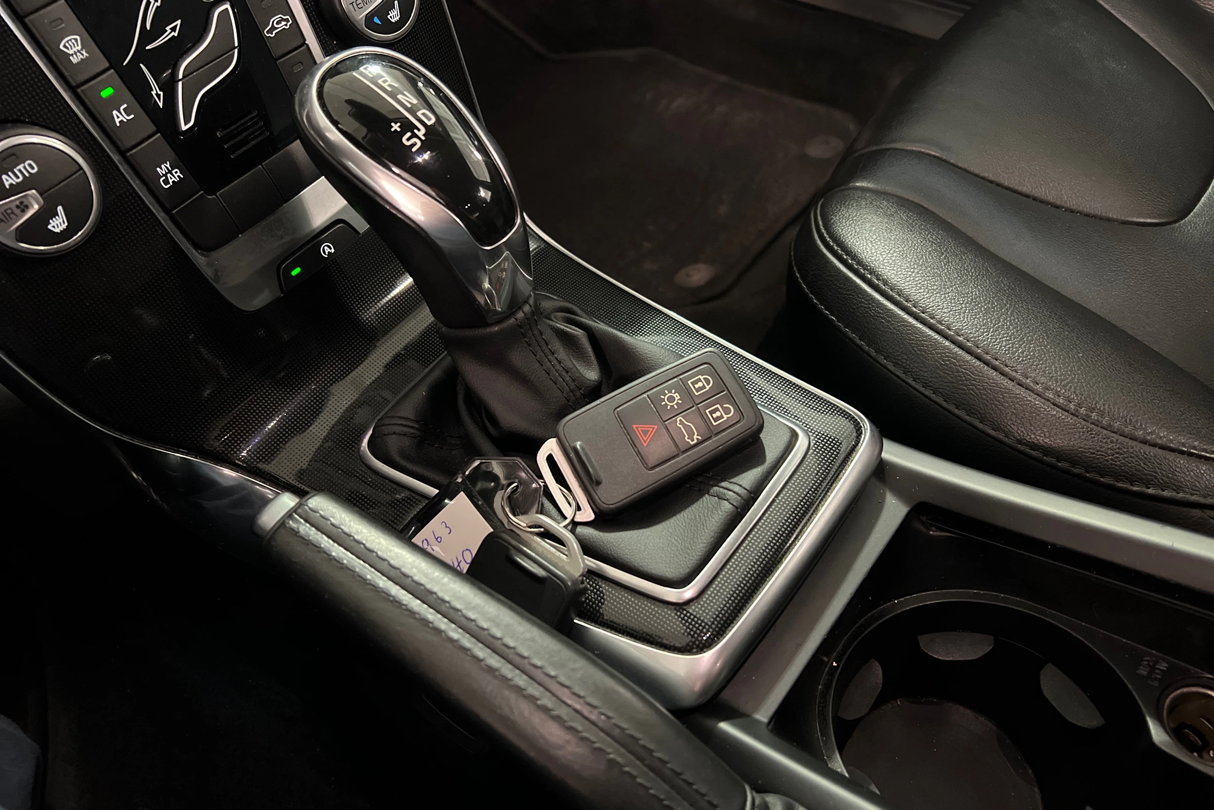 musta Volvo V40 2017 kuva 18.