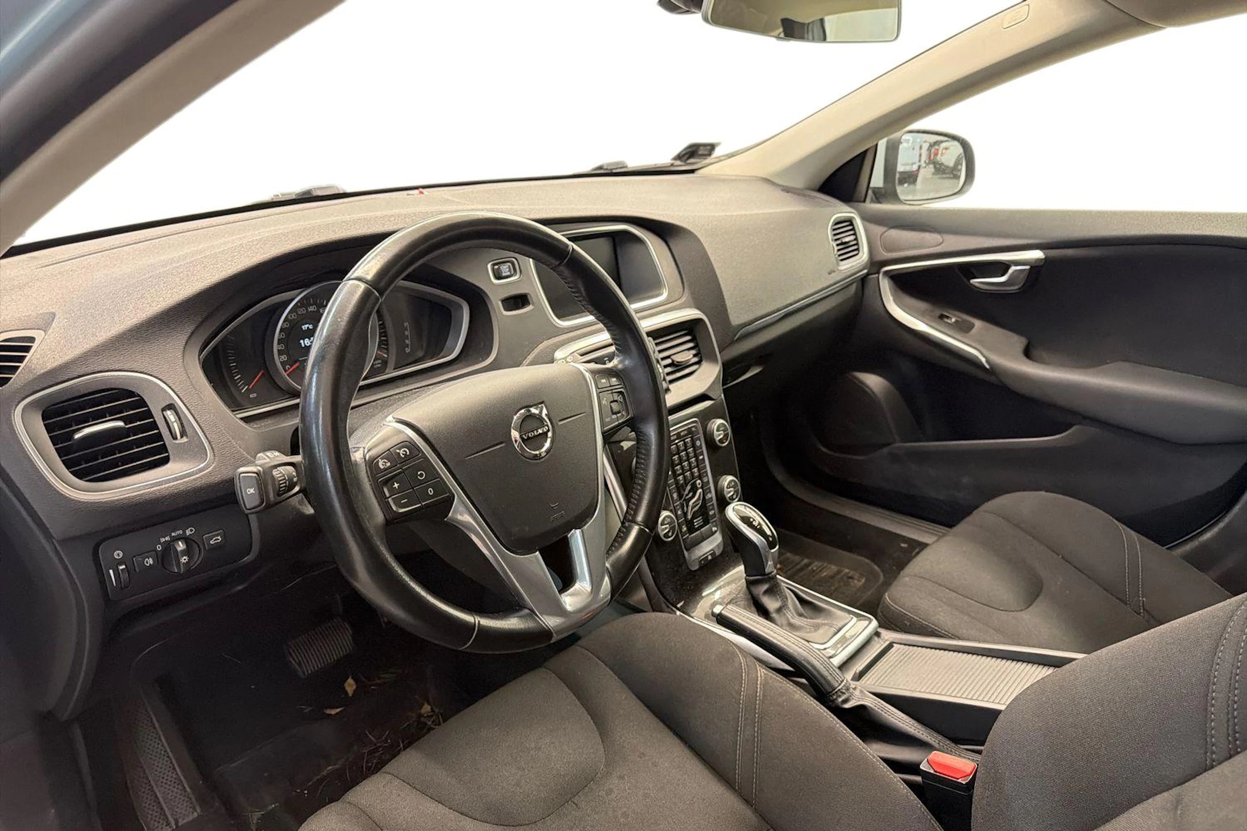 sininen Volvo V40 2017 kuva 3.