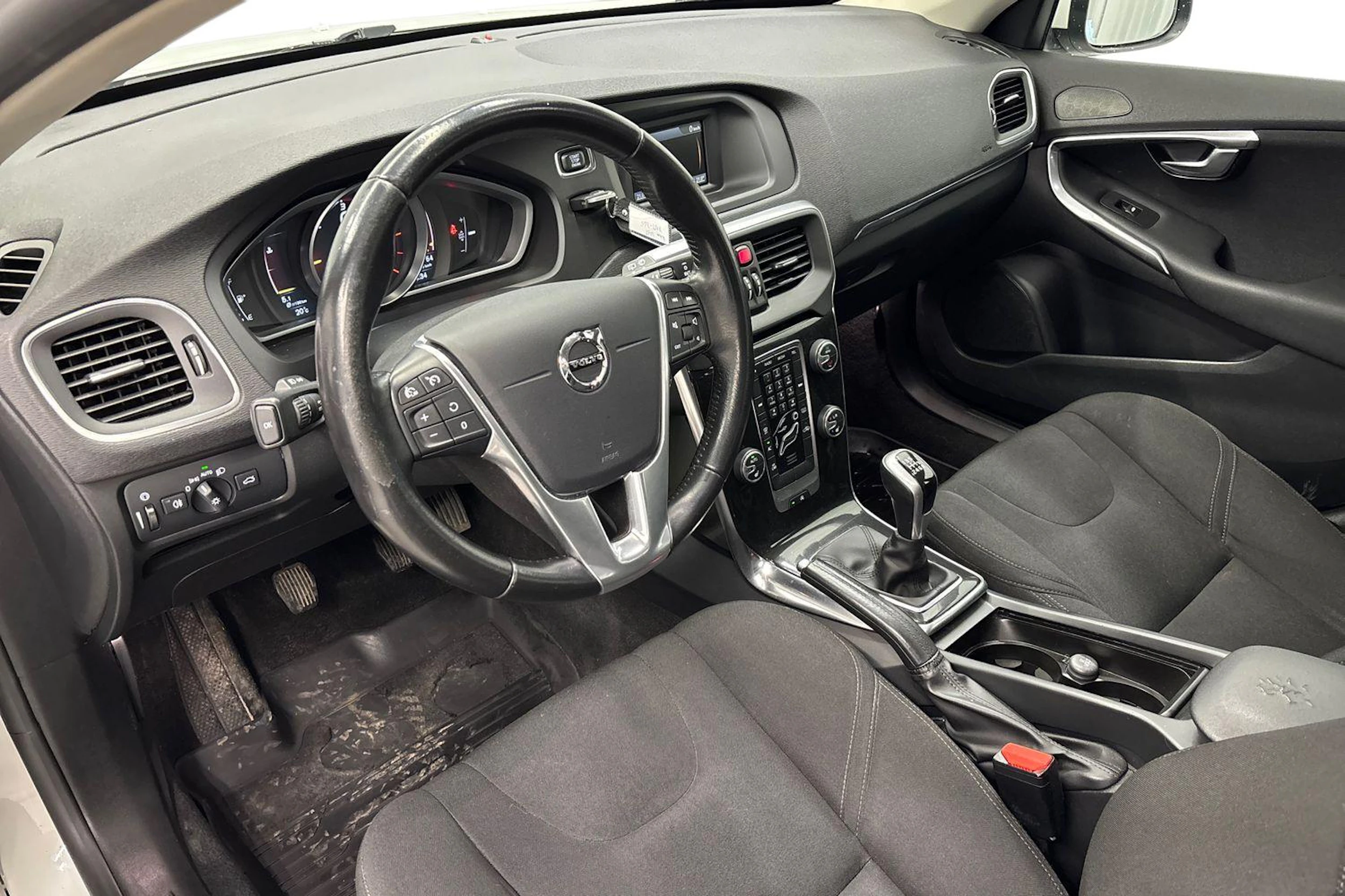 valkoinen Volvo V40 2017 kuva 6.