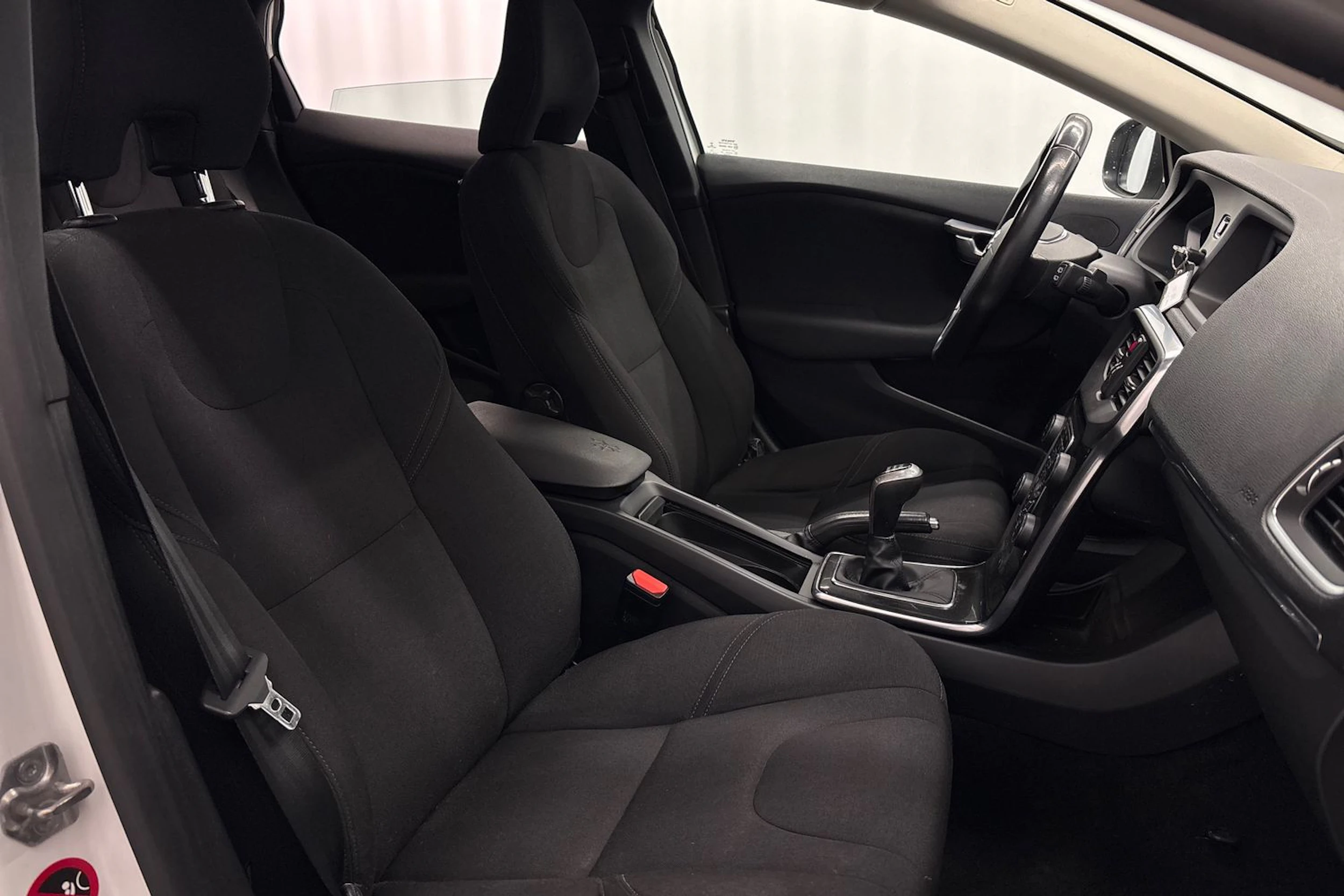 valkoinen Volvo V40 2017 kuva 11.