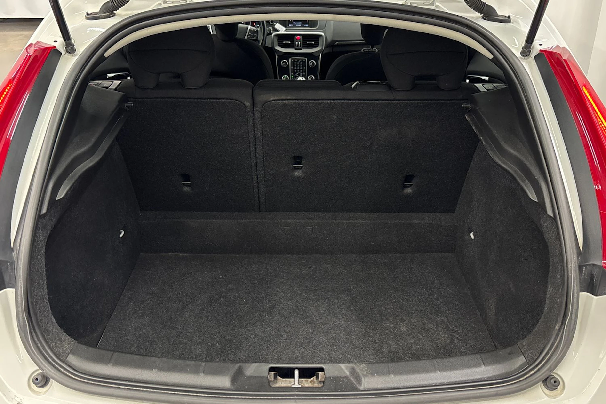 valkoinen Volvo V40 2017 kuva 12.