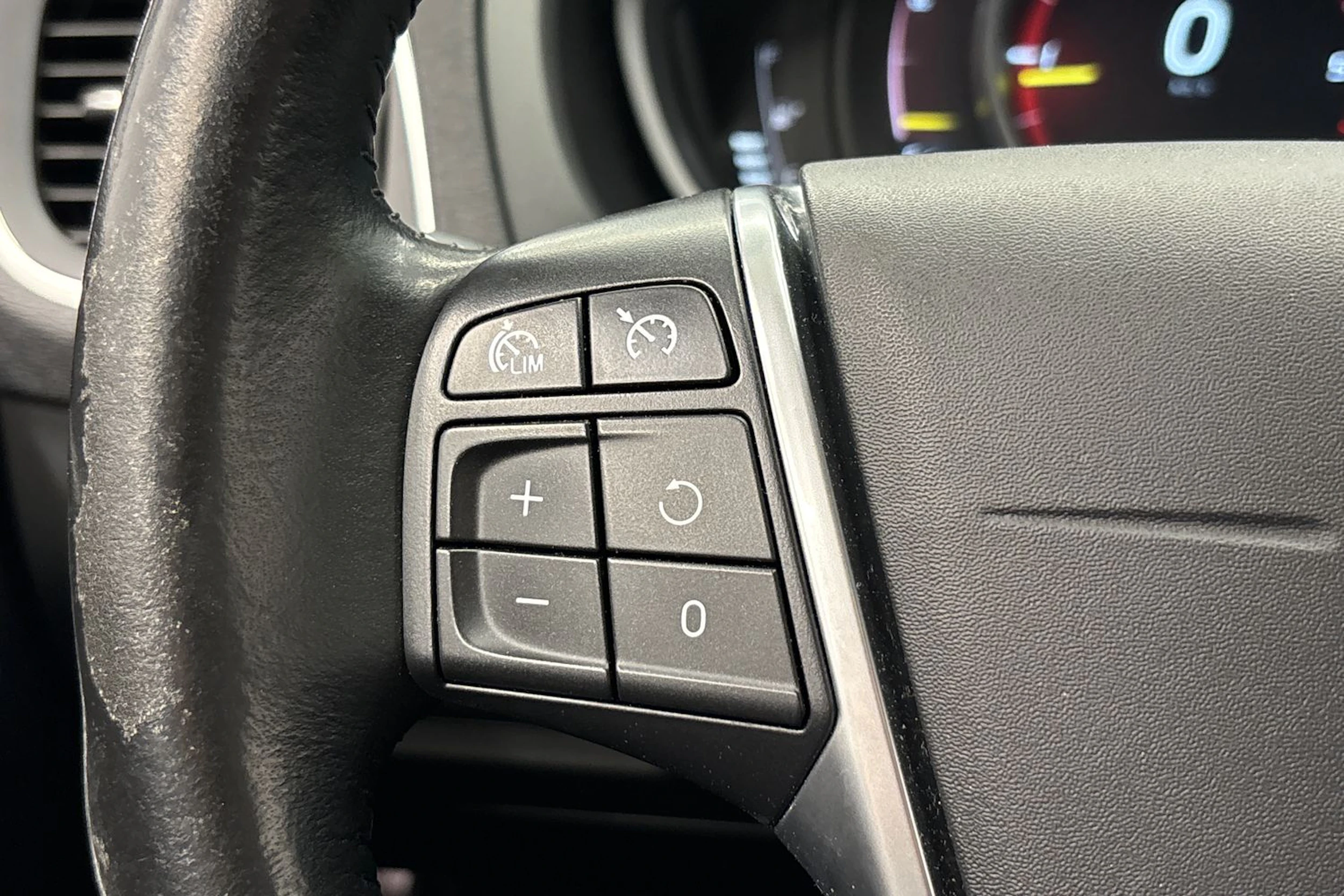 valkoinen Volvo V40 2017 kuva 16.