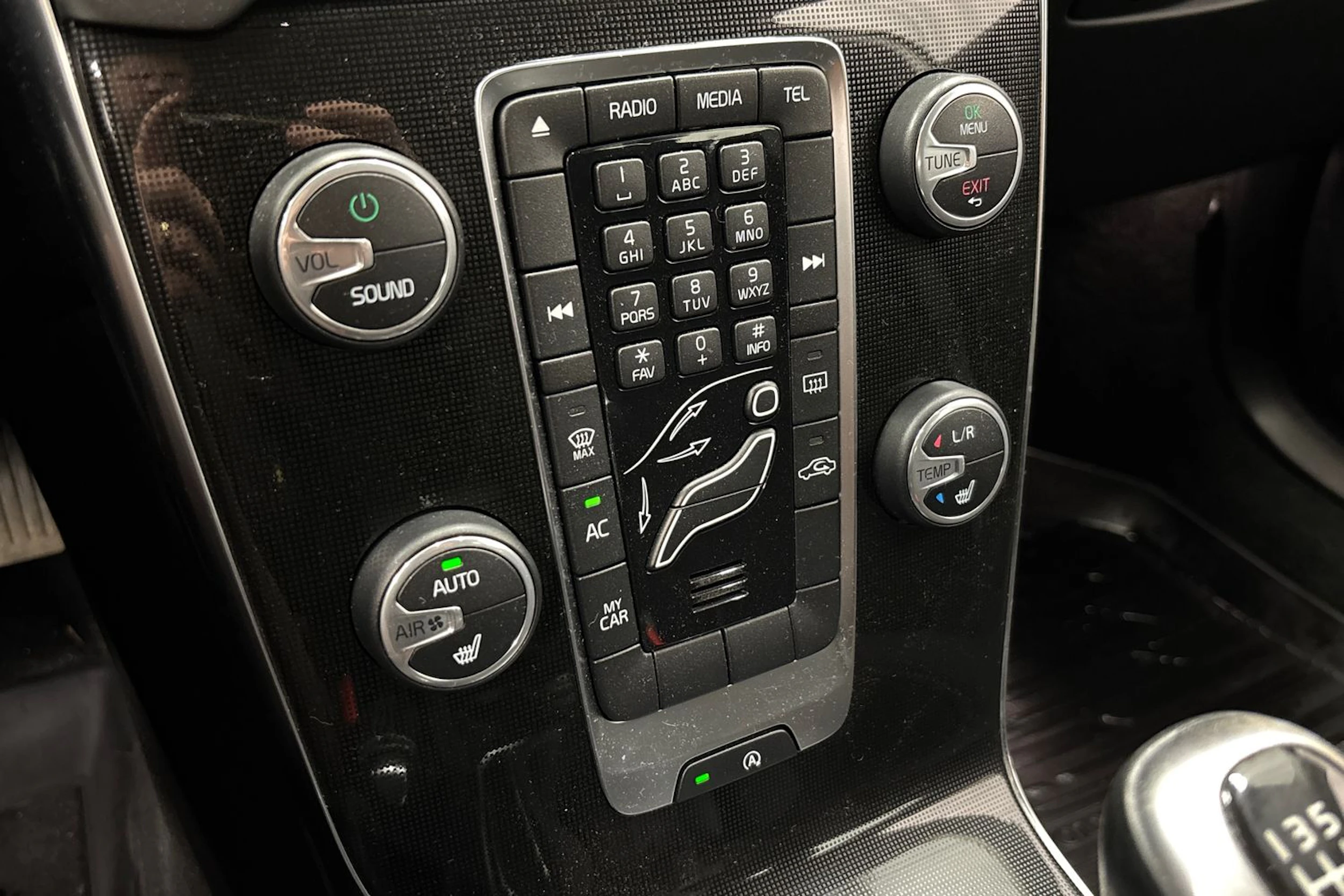 valkoinen Volvo V40 2017 kuva 22.