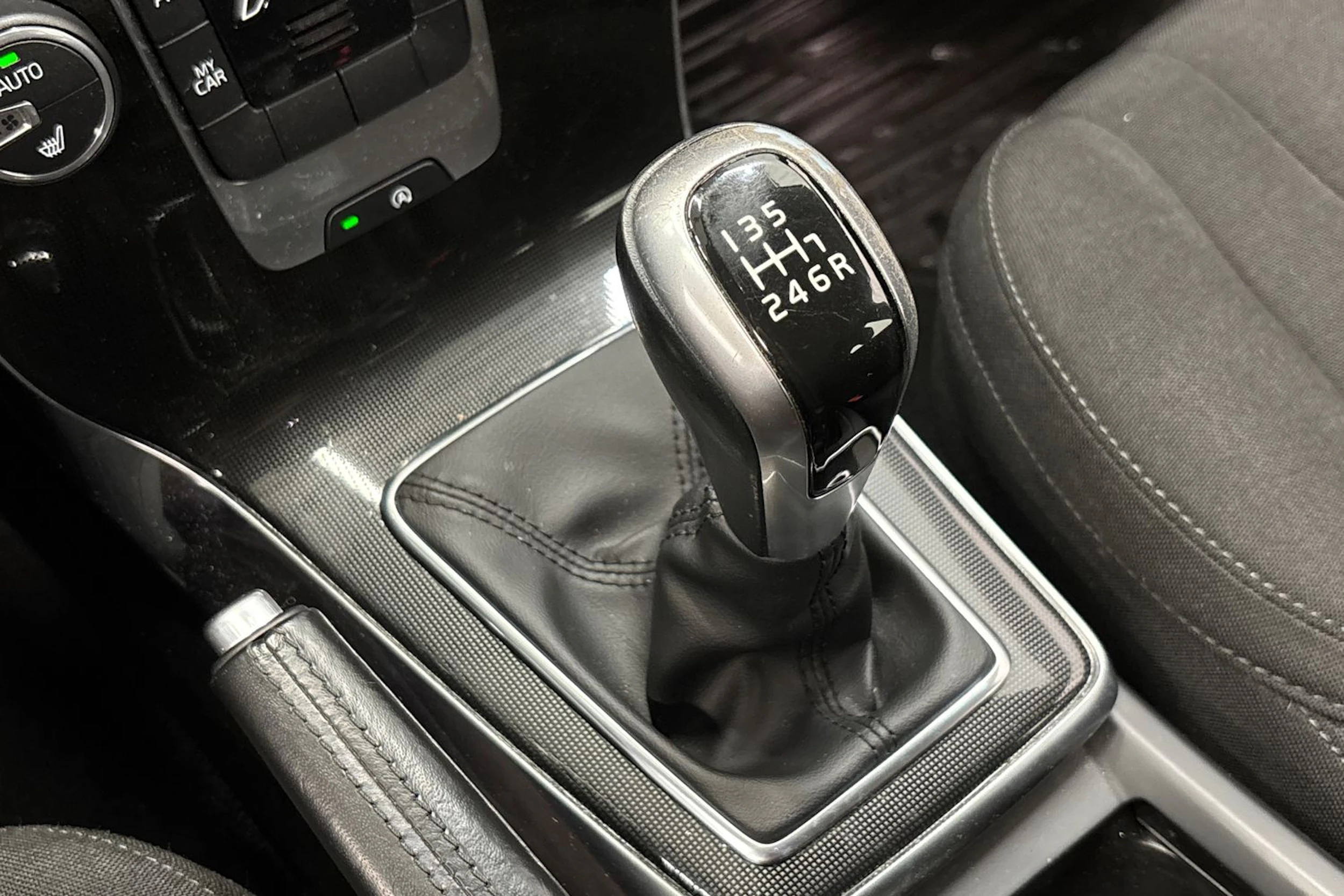 valkoinen Volvo V40 2017 kuva 23.