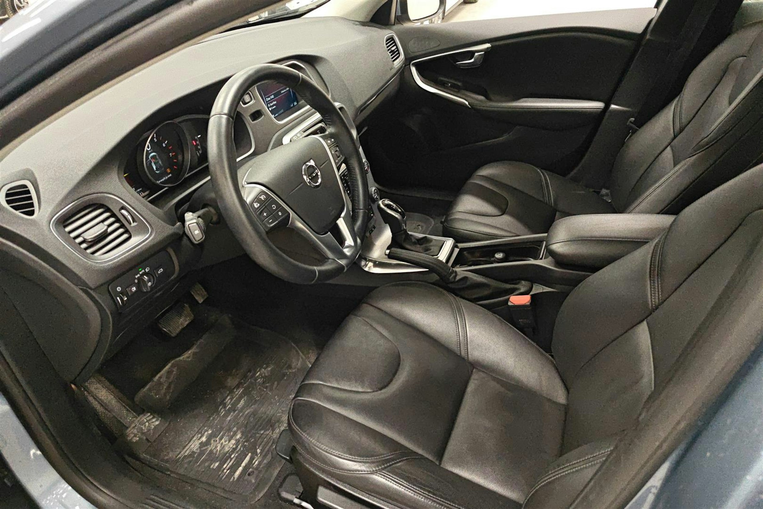 sininen Volvo V40 2017 kuva 6.