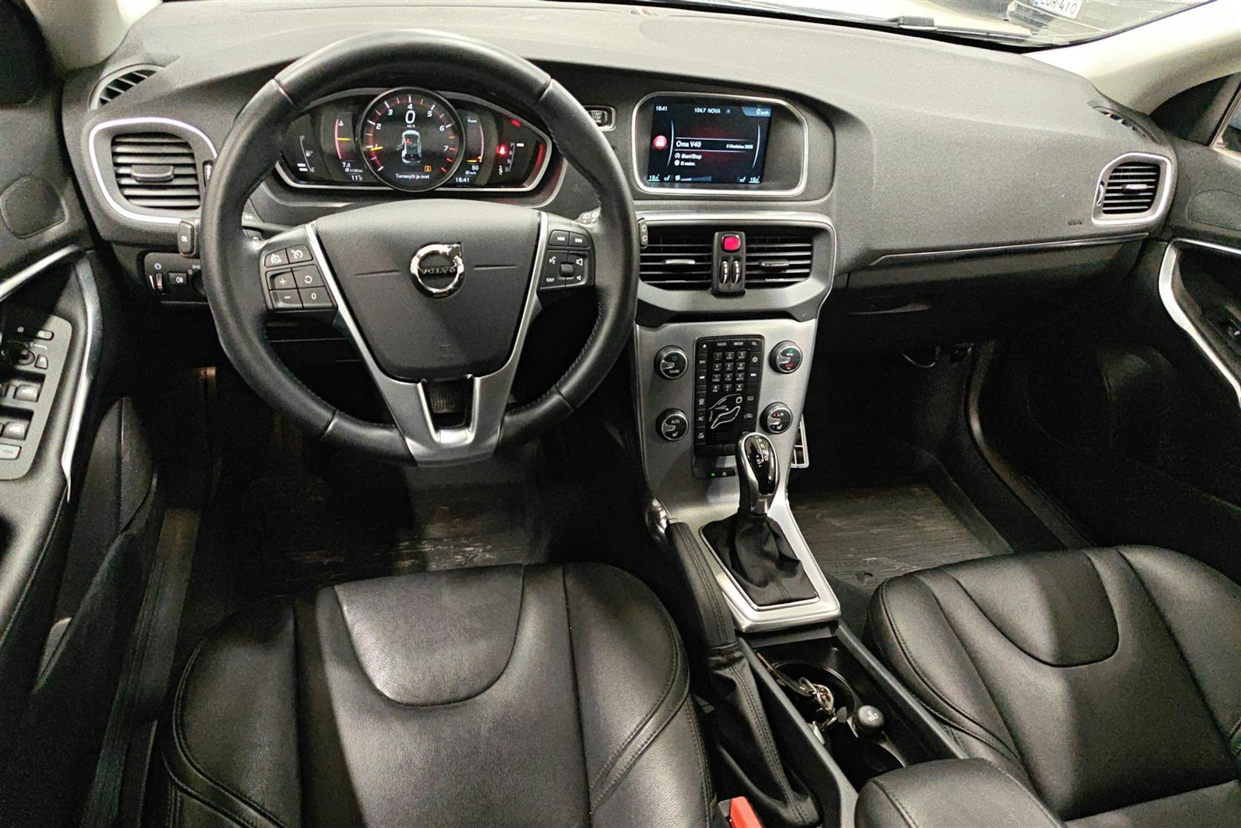 sininen Volvo V40 2017 kuva 7.