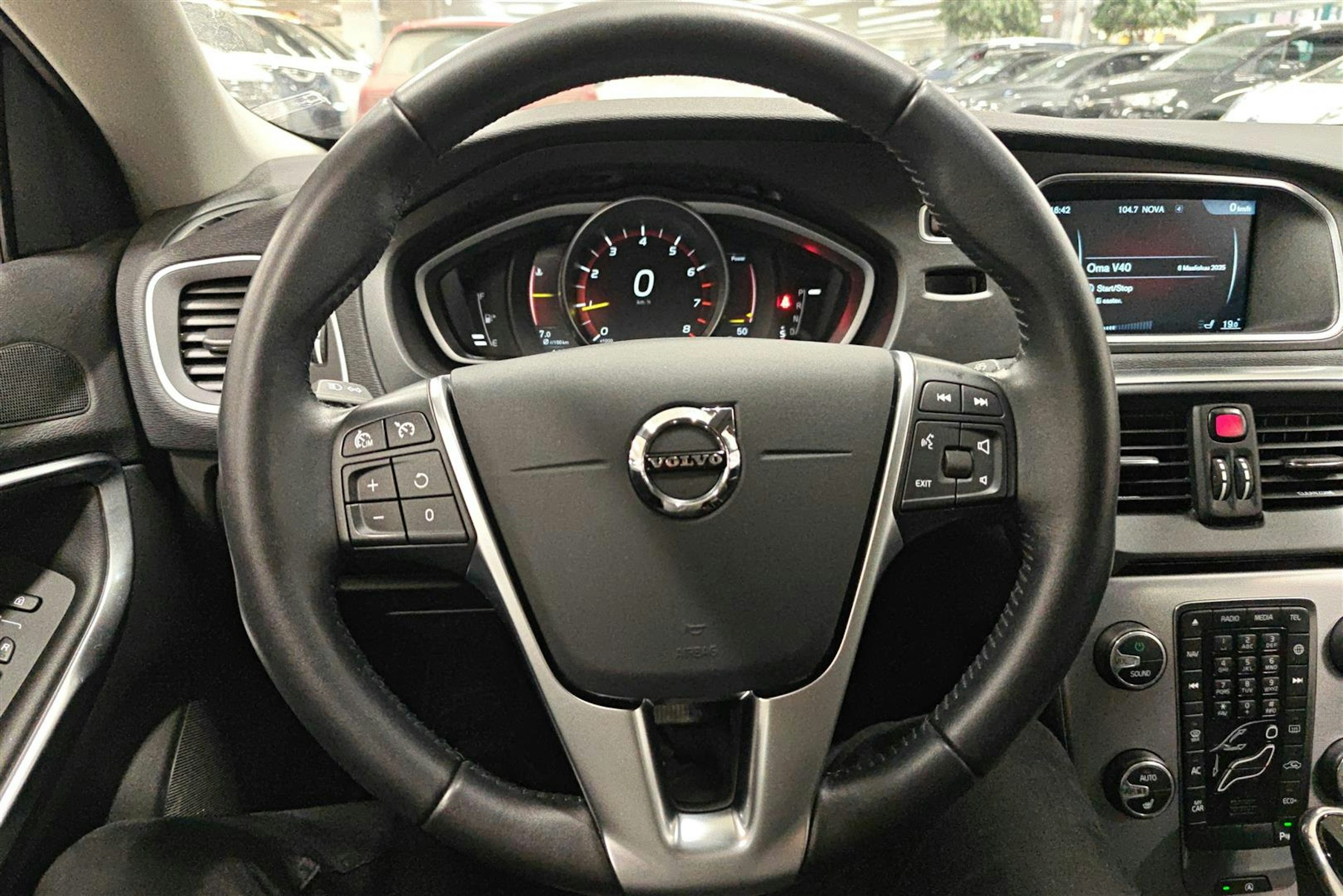 sininen Volvo V40 2017 kuva 12.