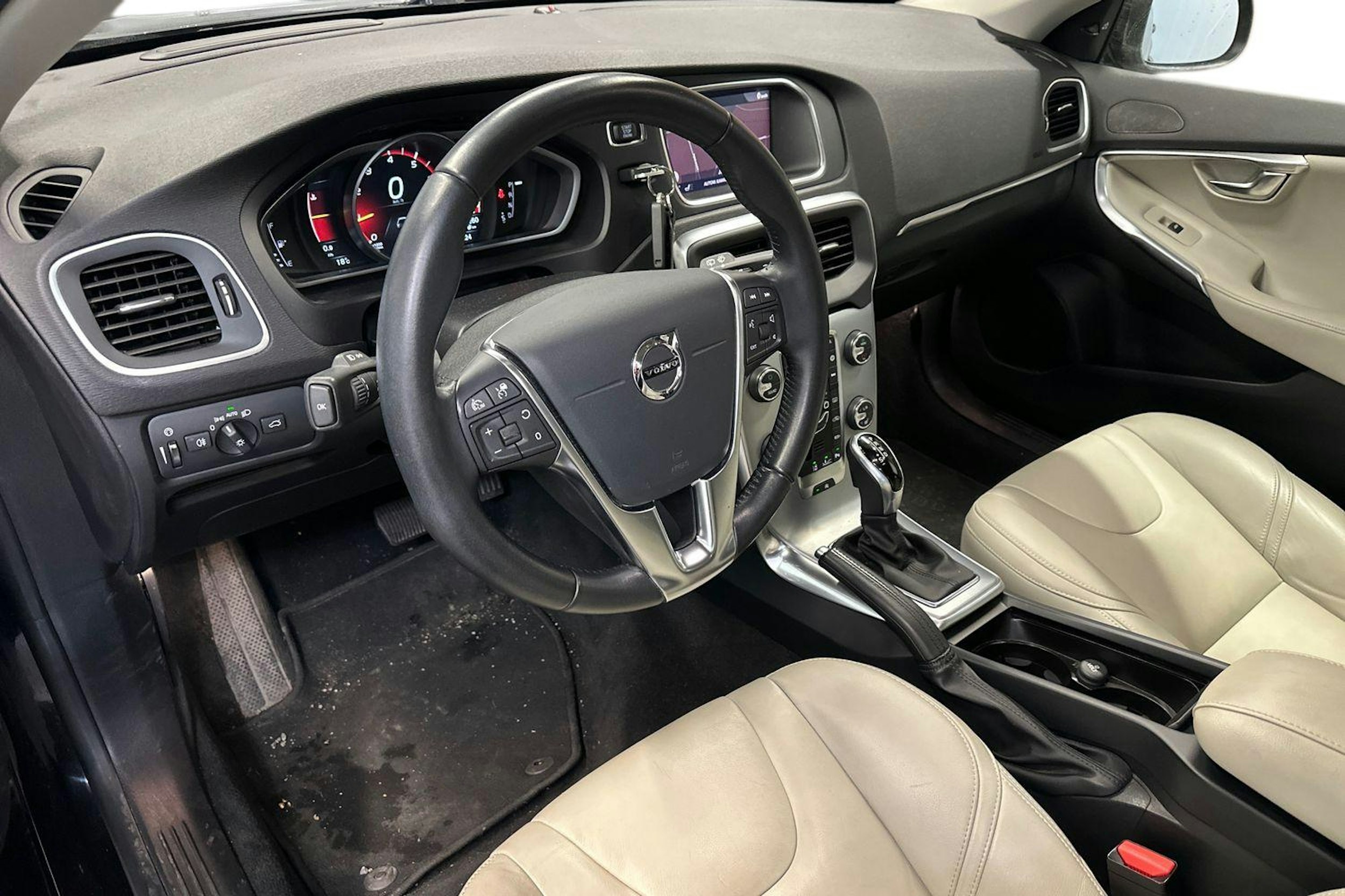 musta Volvo V40 2018 kuva 3.