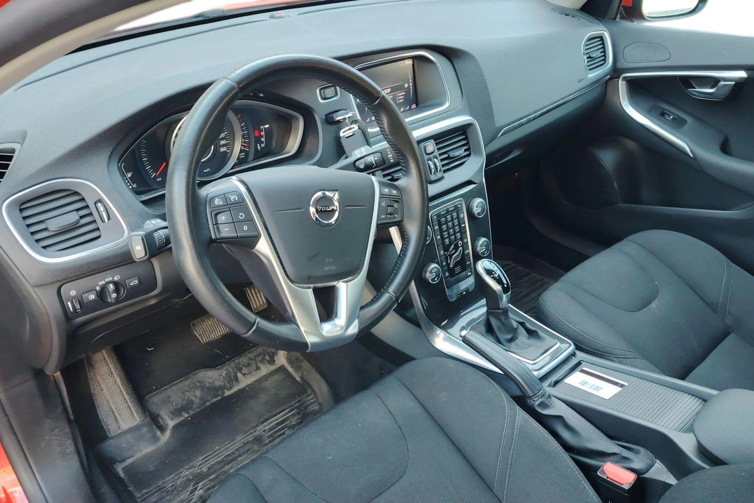 Punainen Volvo V40 2018 kuva 3.
