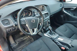 Punainen Volvo V40 2018 kuva 3.