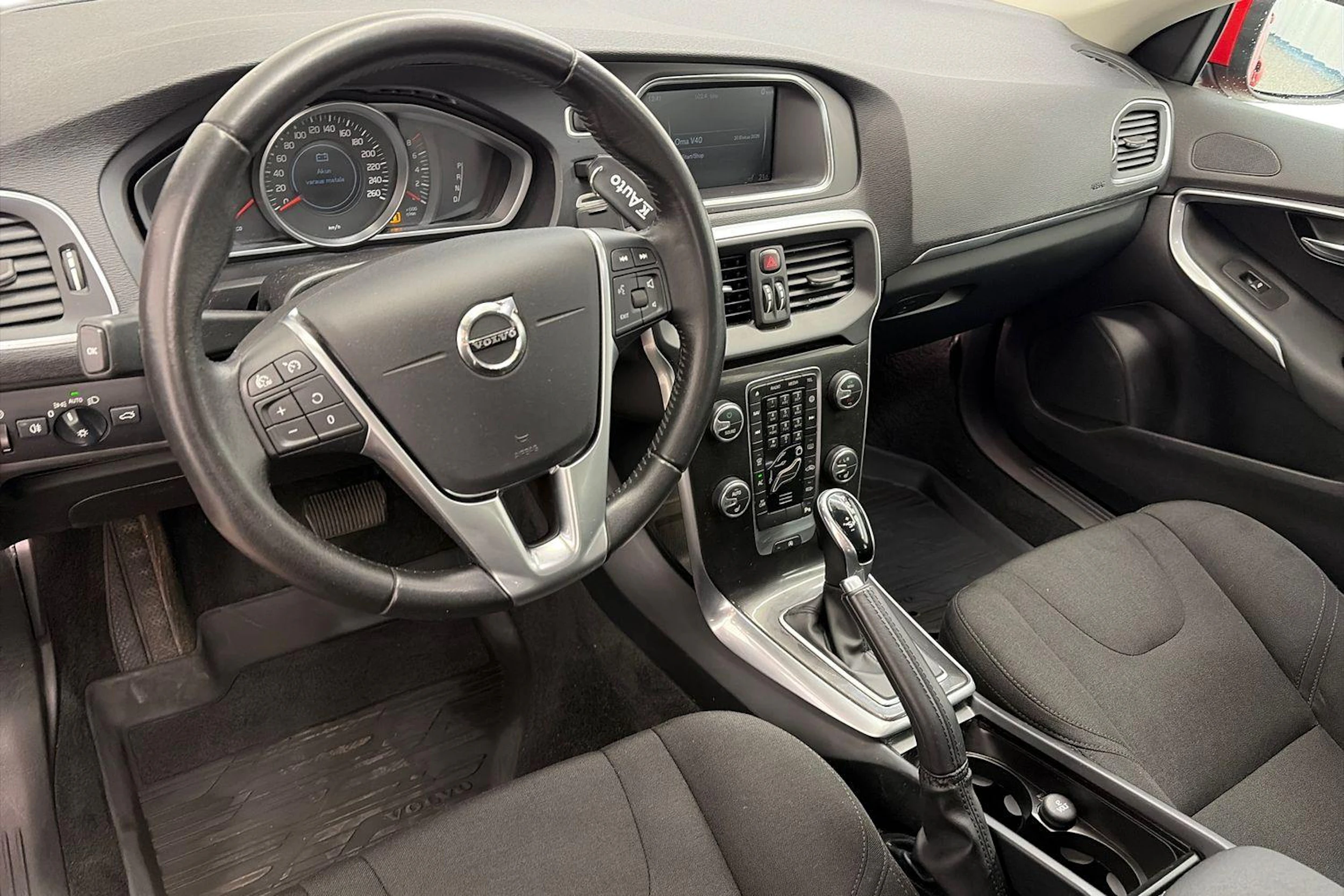 Punainen Volvo V40 2018 kuva 6.